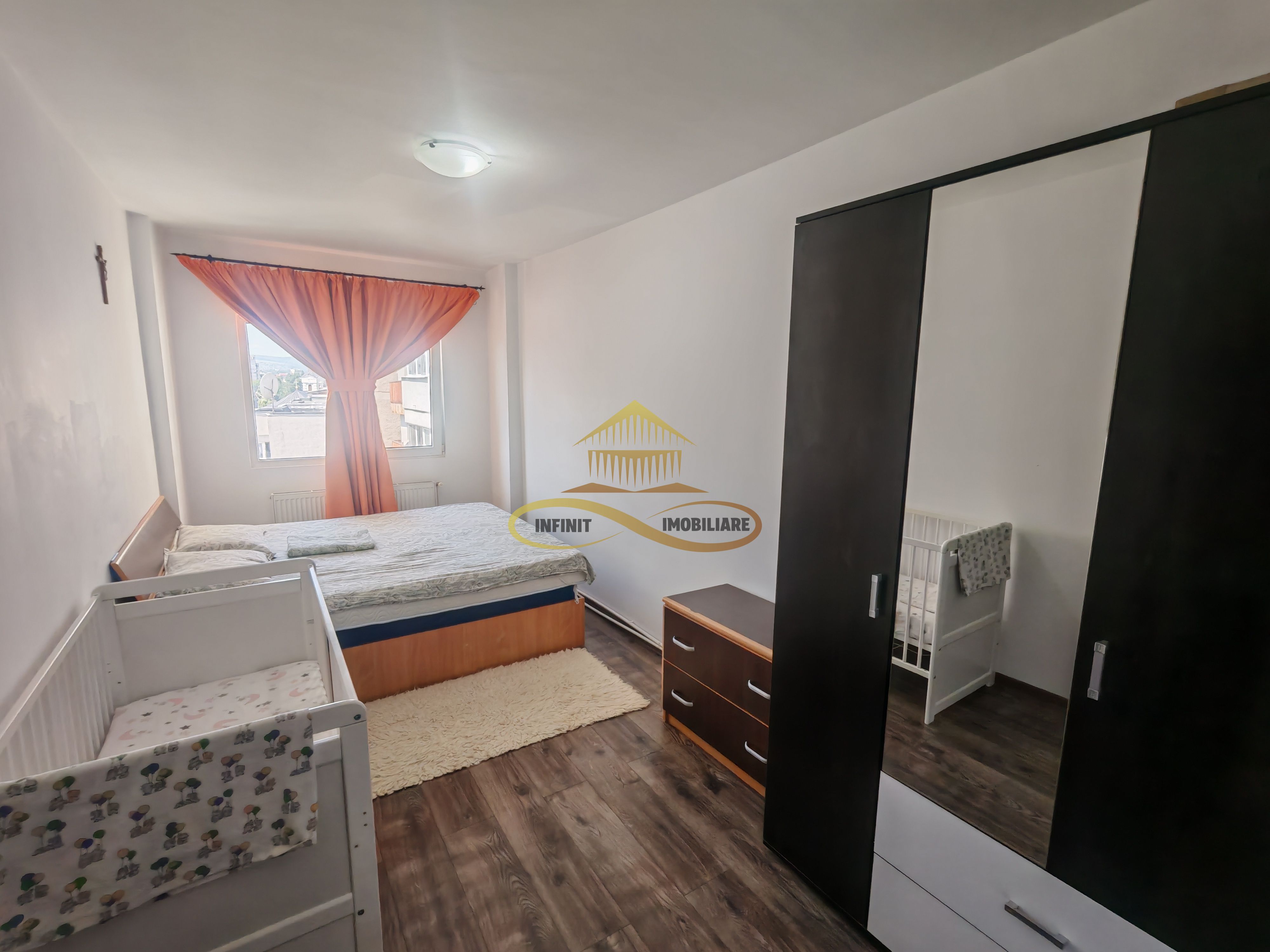 Vând apartament cu 3 camere decomandate in centrul orașului Bacau