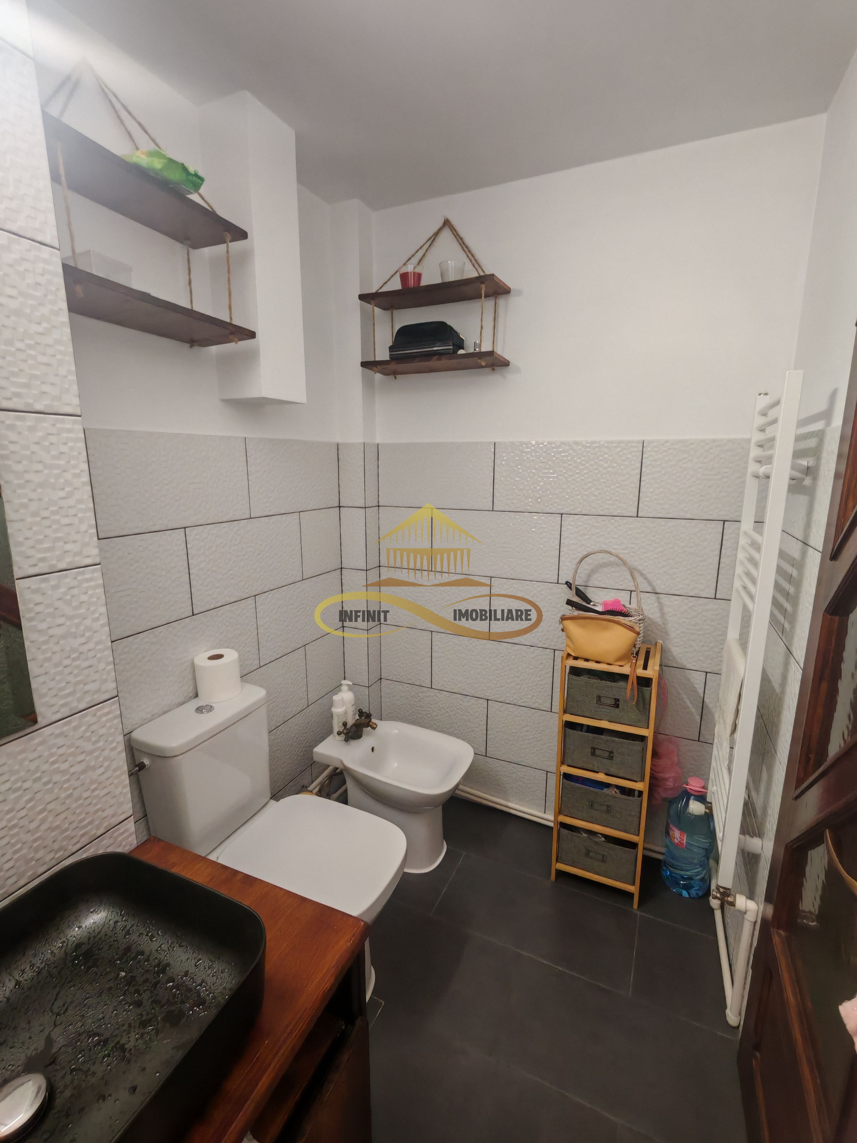 Vând apartament cu 3 camere decomandate in centrul orașului Bacau — fotografia 13