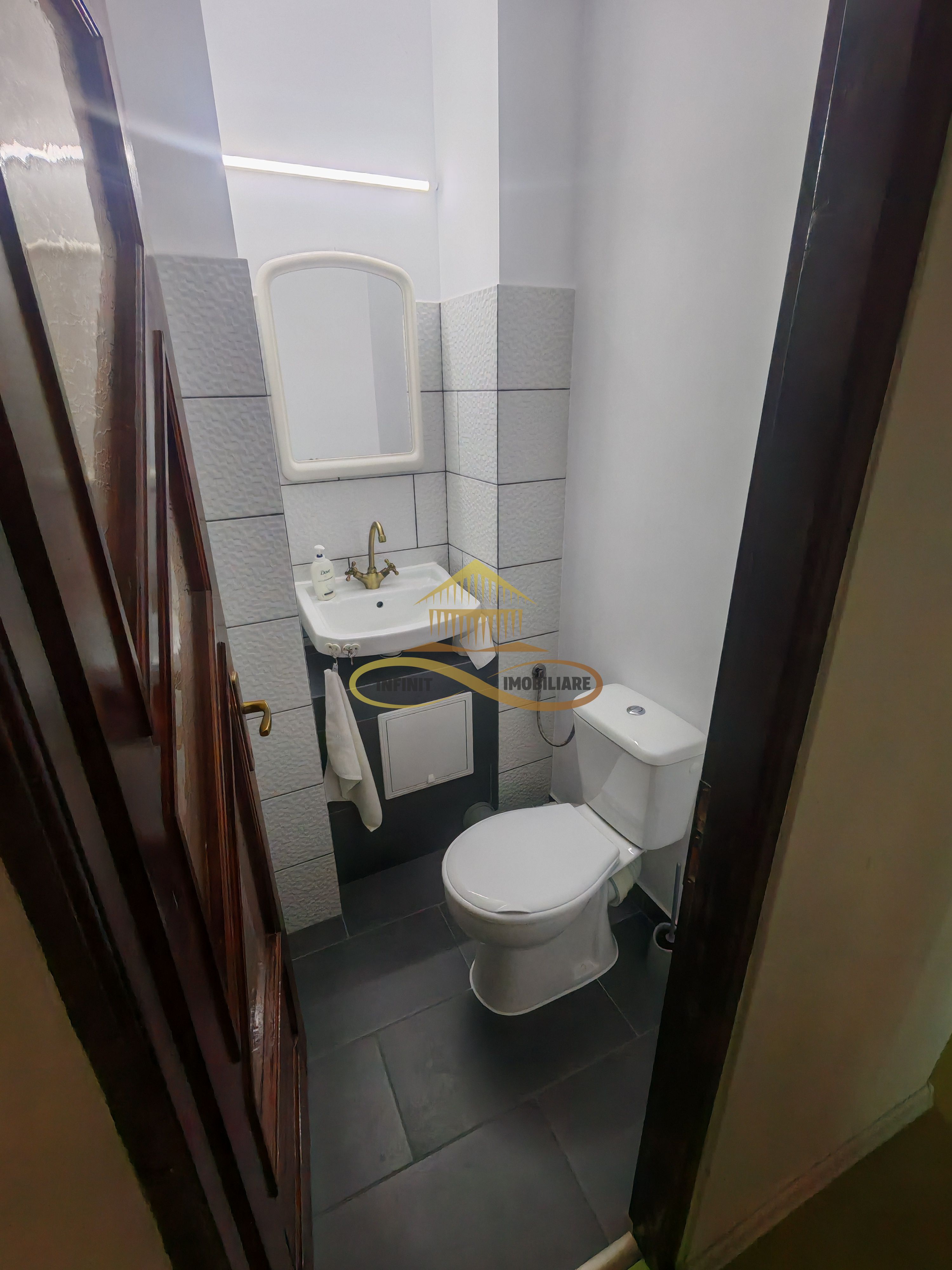 Vând apartament cu 3 camere decomandate in centrul orașului Bacau — fotografia 14
