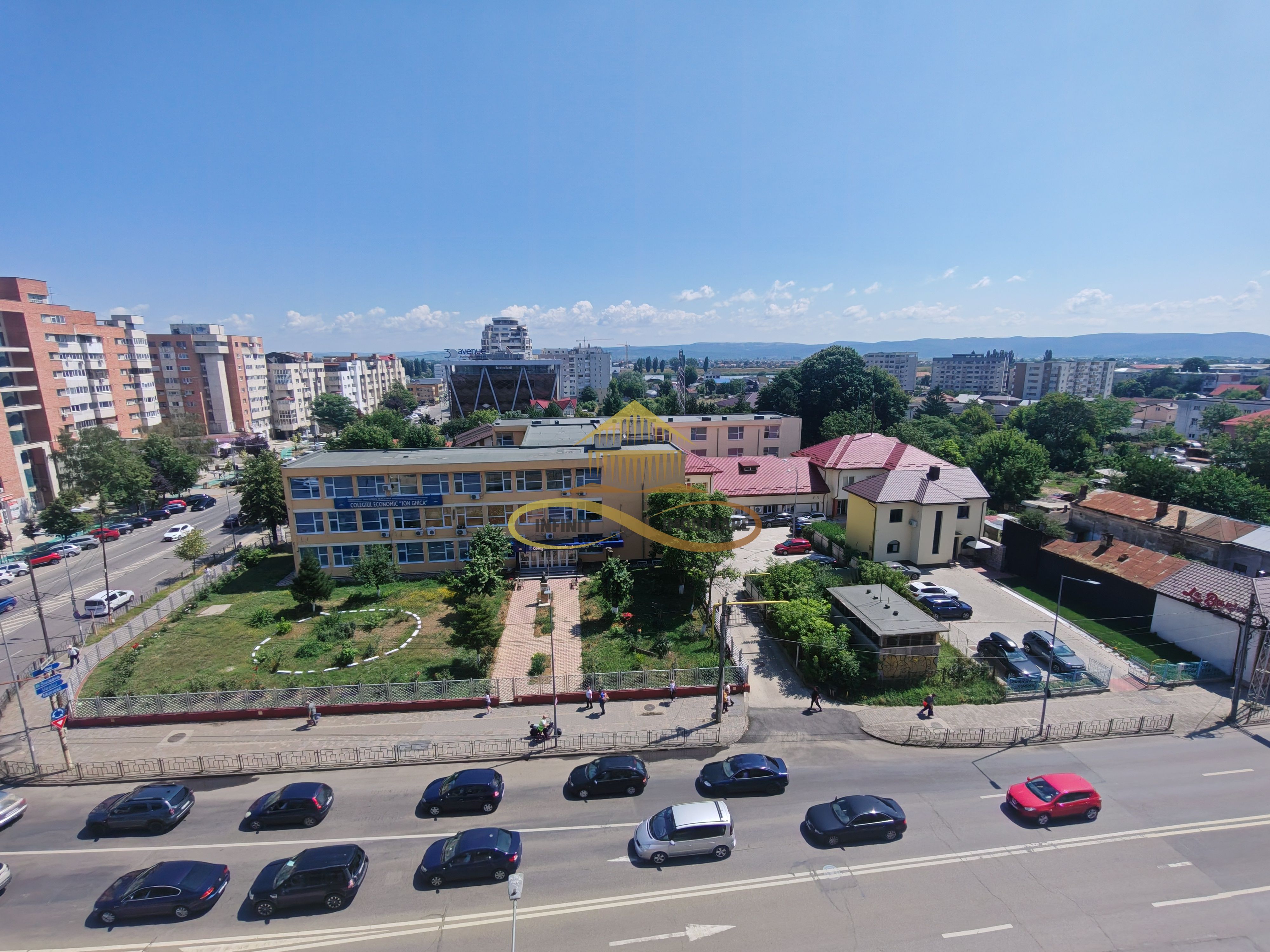 Vând apartament cu 3 camere decomandate in centrul orașului Bacau — fotografia 2