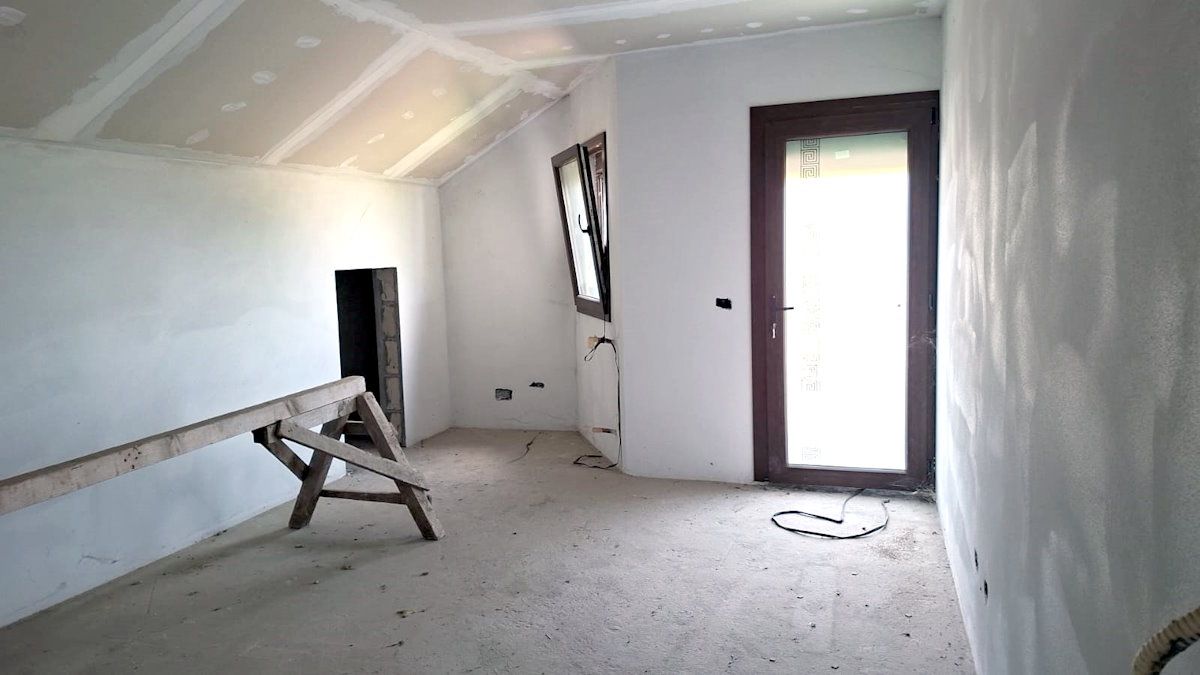 Casă tip vilă cu teren 2426 mp în Matca – oportunitate la 115.000 € — fotografia 3