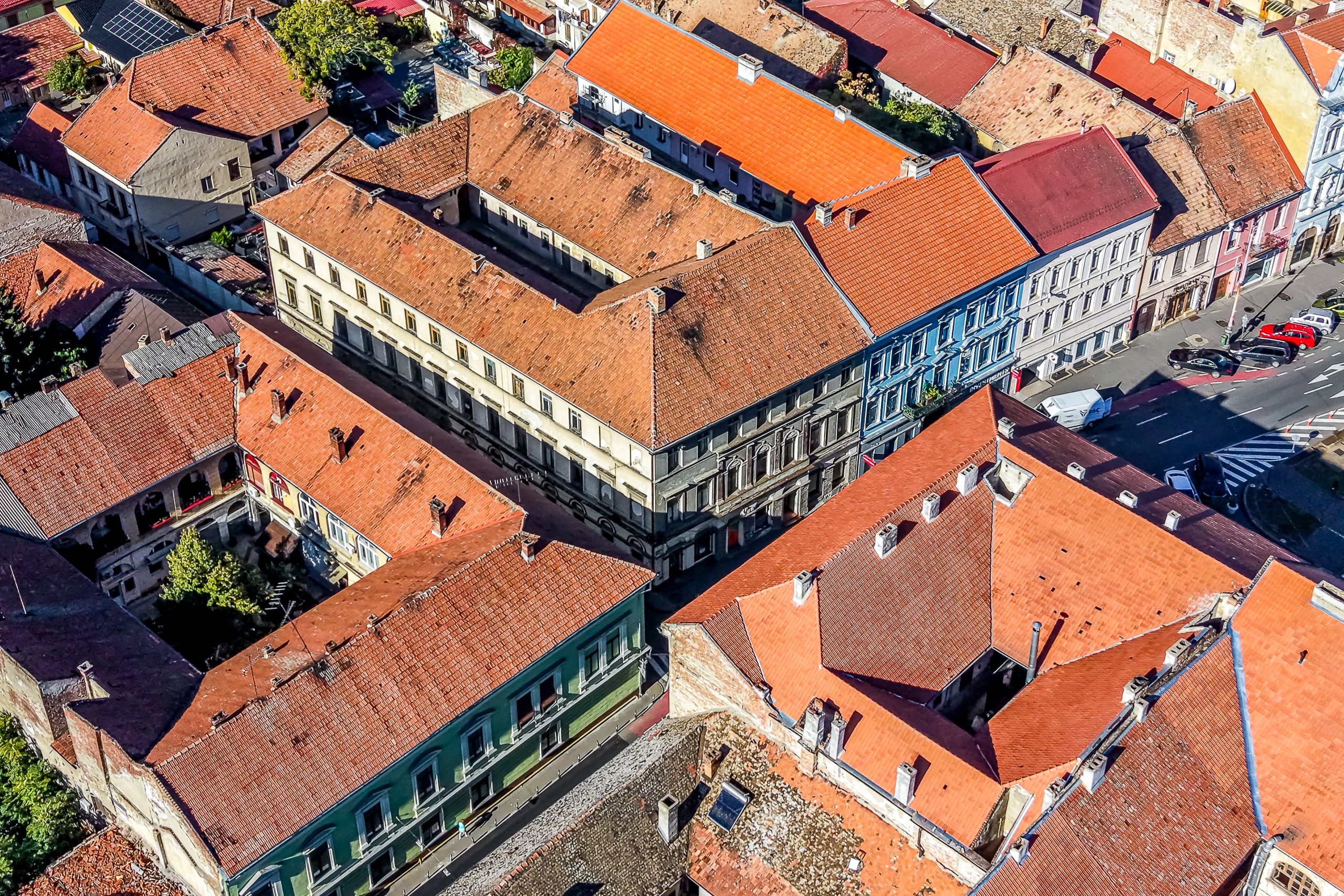 Imobil istoric de mari dimensiuni, în Piața Avram Iancu — fotografia 2