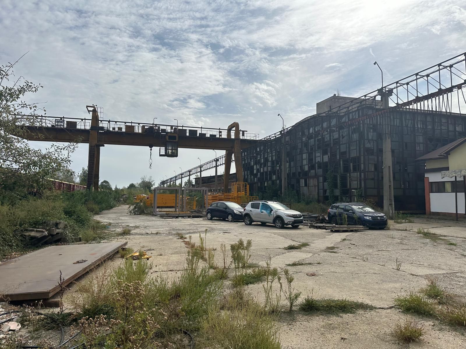 Platformă Industrială cu Cale Ferată si Infrastructură Completă — fotografia 2