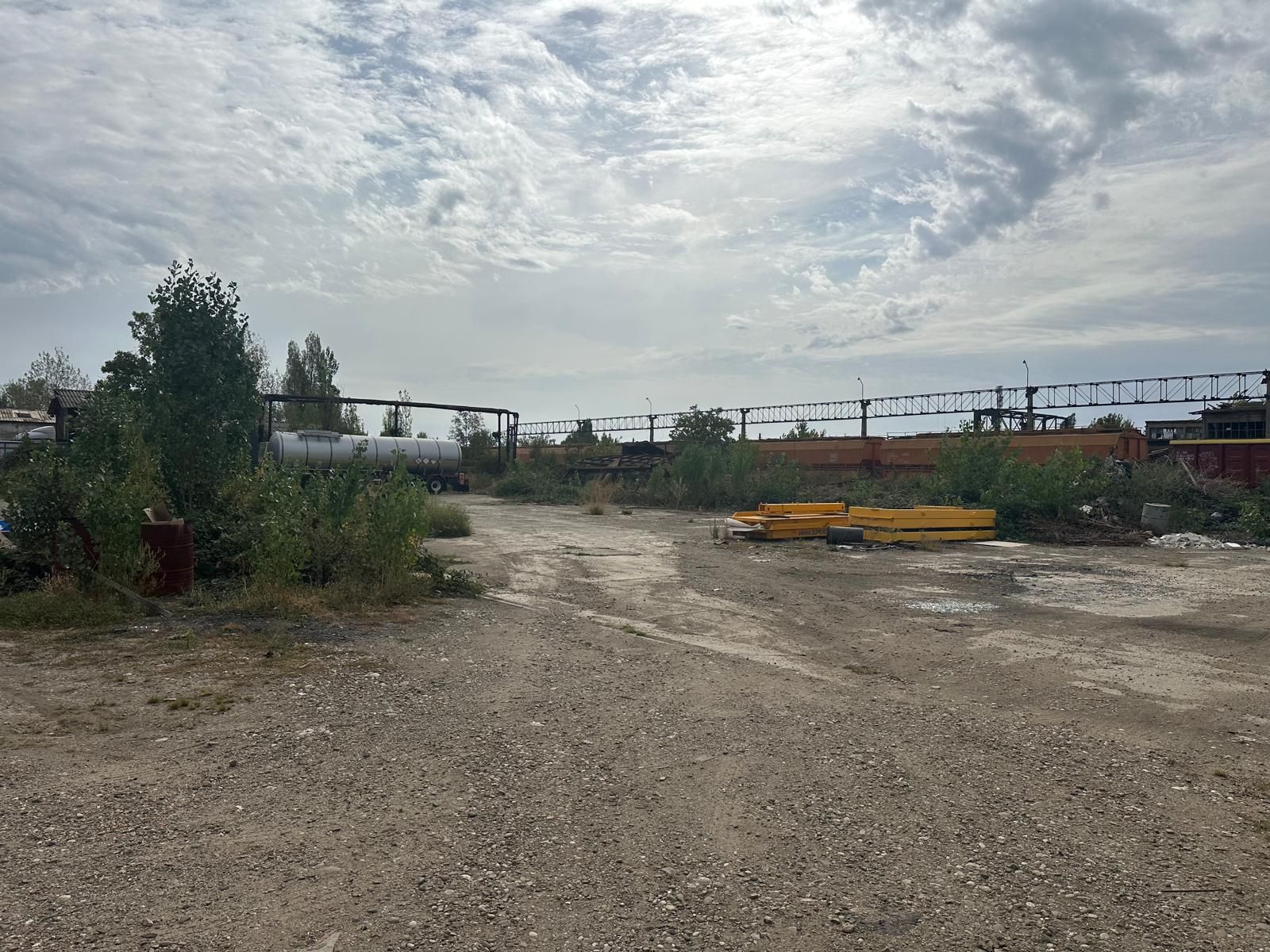 Platformă Industrială cu Cale Ferată si Infrastructură Completă — fotografia 24