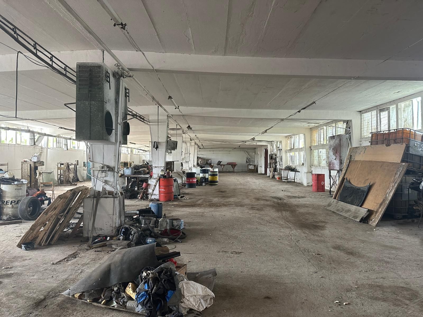 Platformă Industrială cu Cale Ferată si Infrastructură Completă — fotografia 34