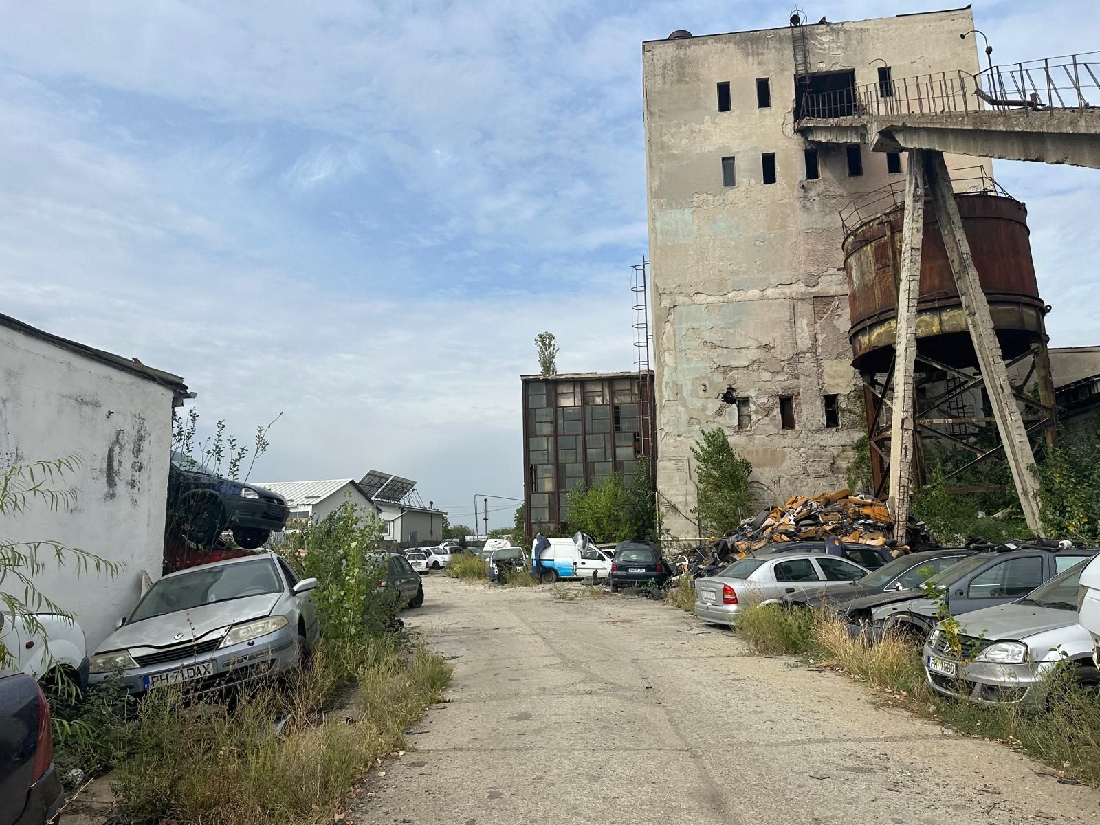 Platformă Industrială cu Cale Ferată si Infrastructură Completă — fotografia 36