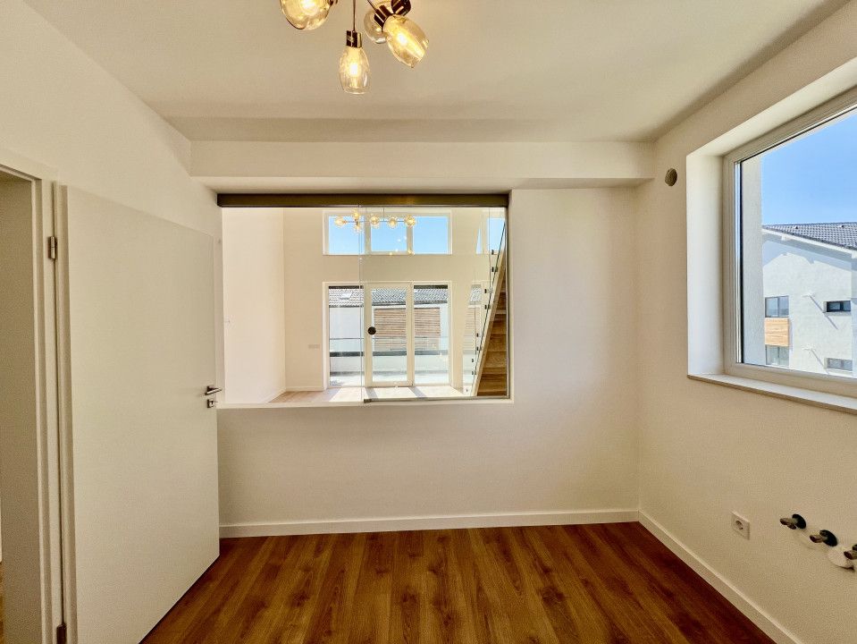 Penthouse 3 camere 105mpu balcon 7mp la cheie zona Cristian Sibiu — fotografia 3