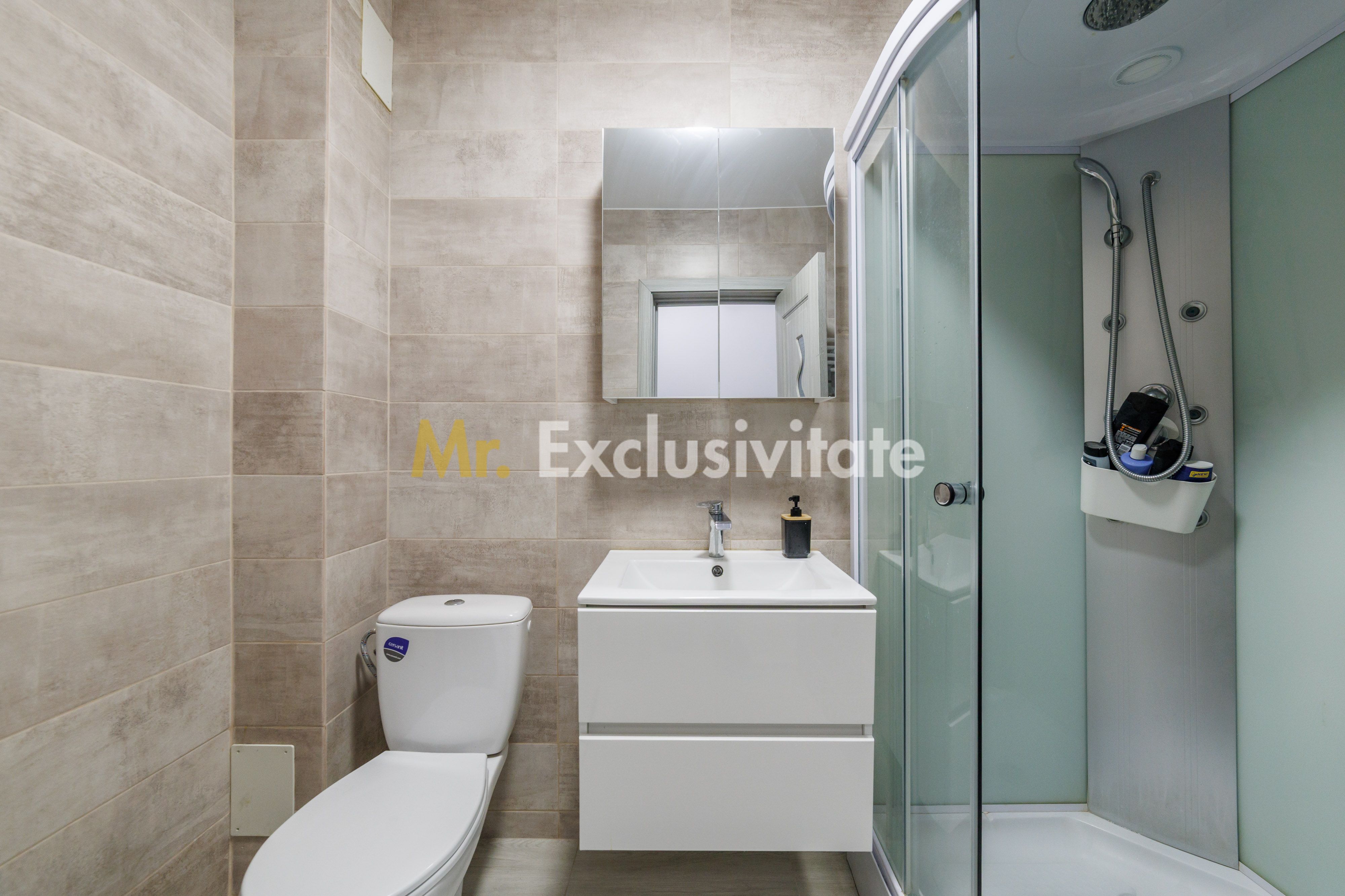 Garsonieră modernă la etajul 1 într-un bloc din 2021 — fotografia 6