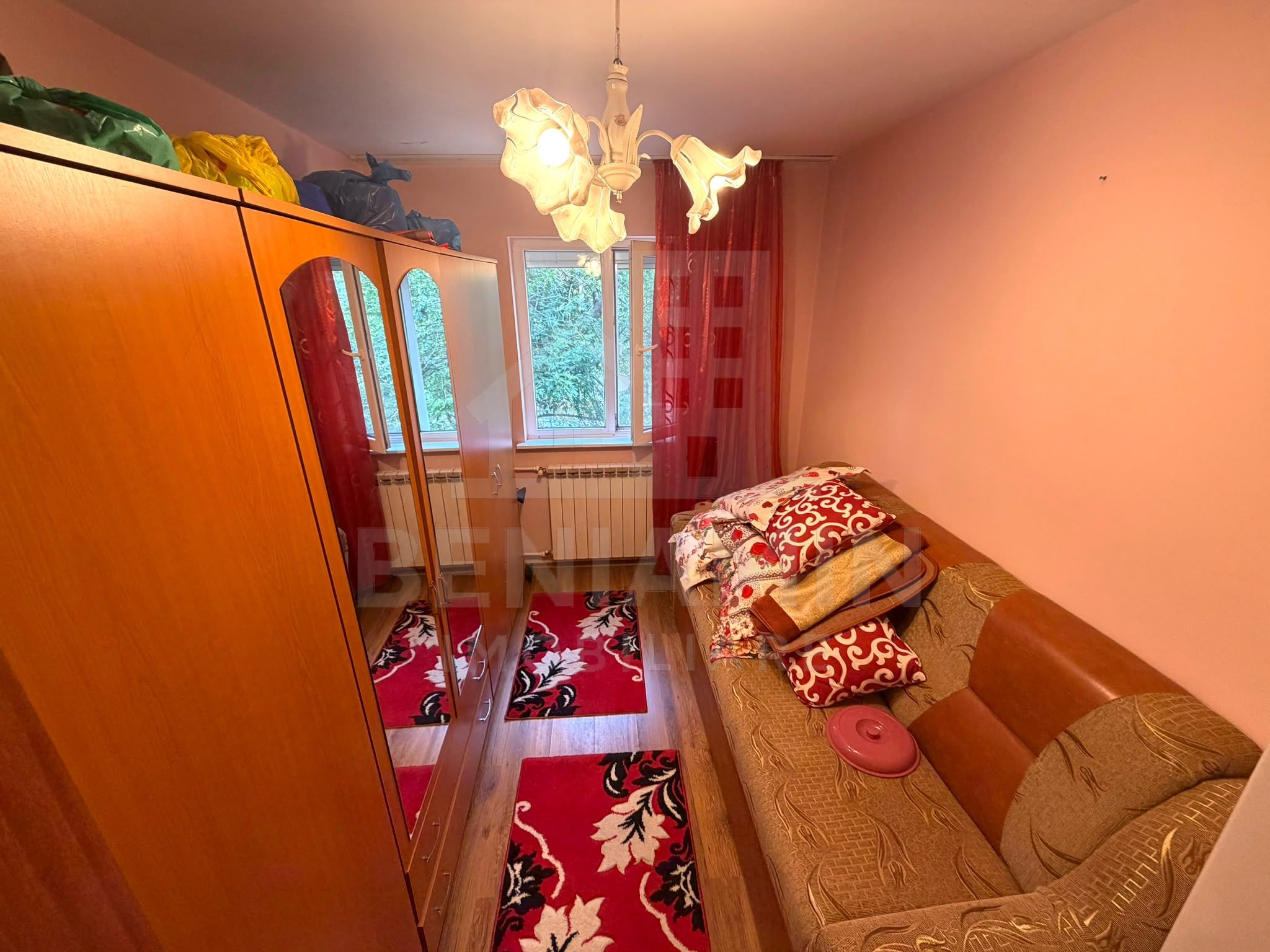 Apartament cu 3 camere - Craiovita Noua - etaj intermediar — fotografia 4