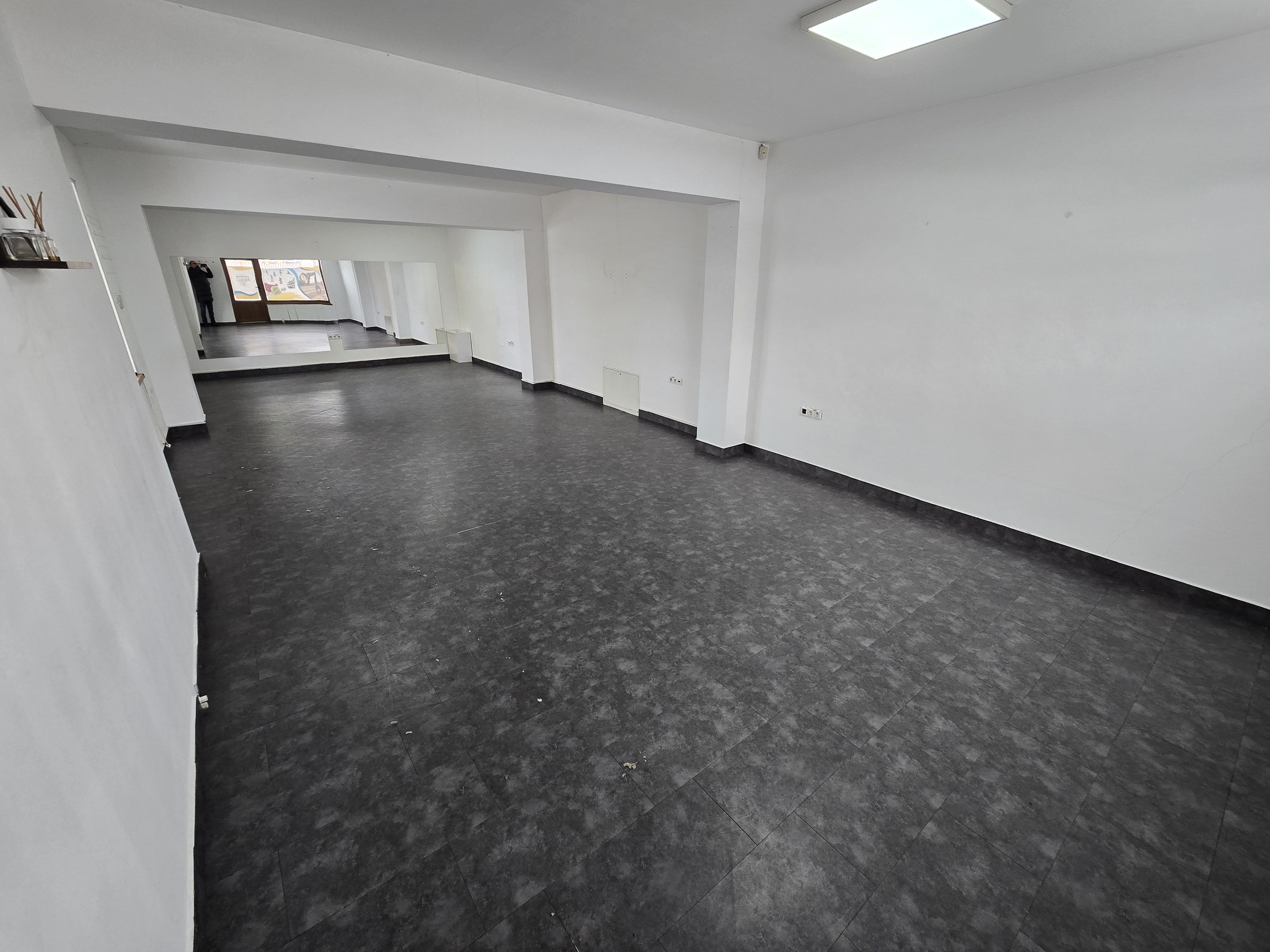 Spatiu comercial cu vitrină la strada si baie proprie