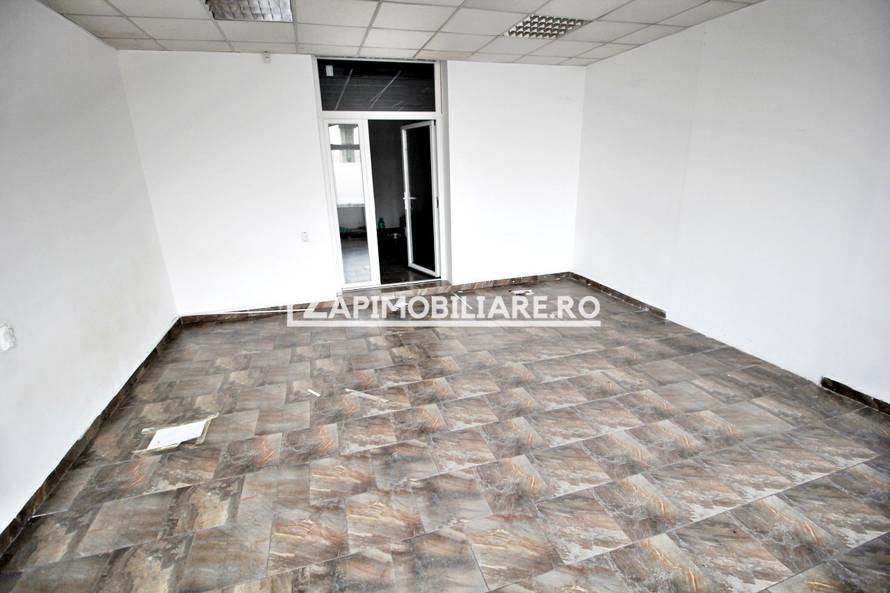 Spatiu comercial cu vitrină la strada si baie proprie — fotografia 10