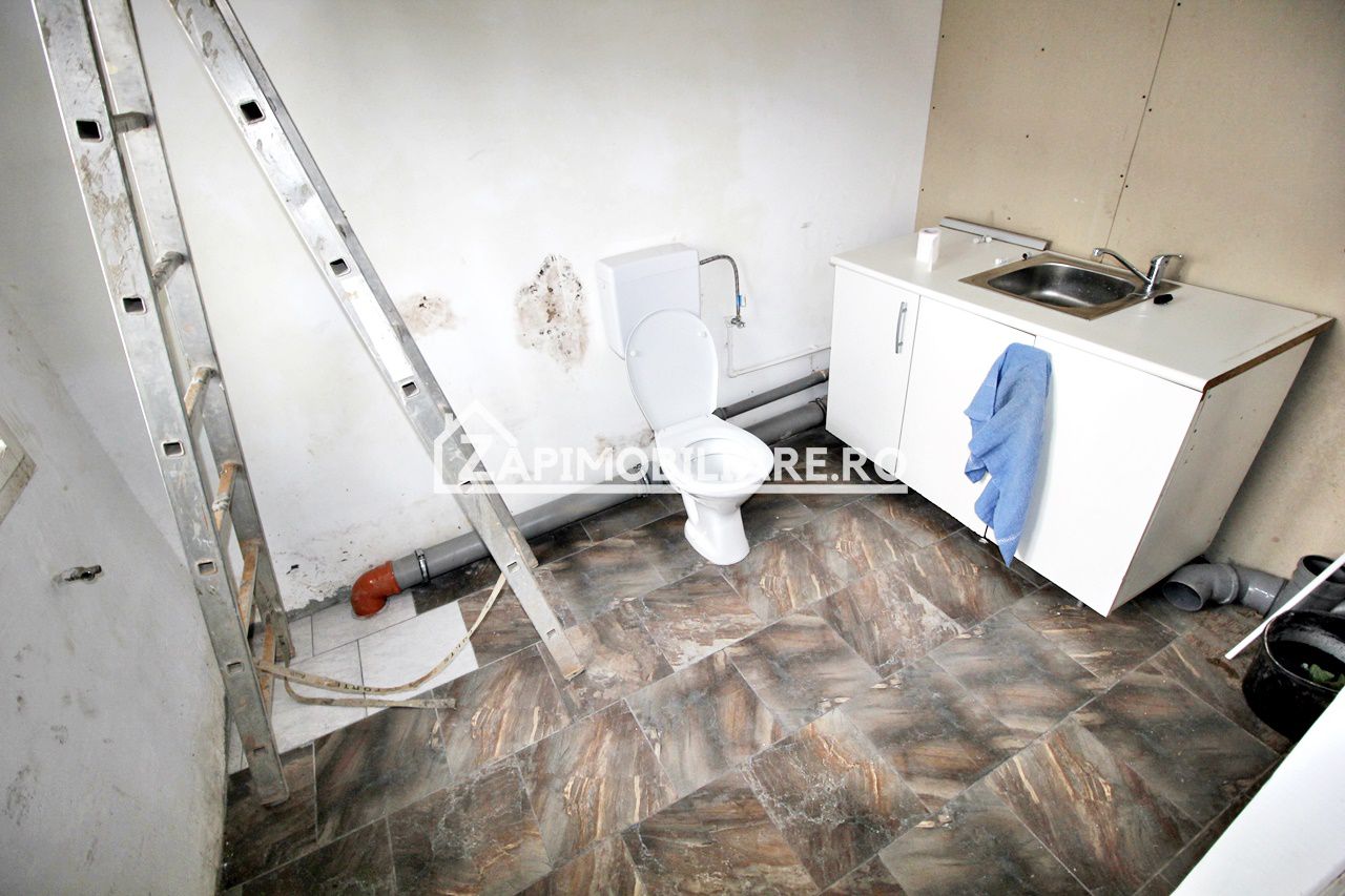Spatiu comercial cu vitrină la strada si baie proprie — fotografia 11
