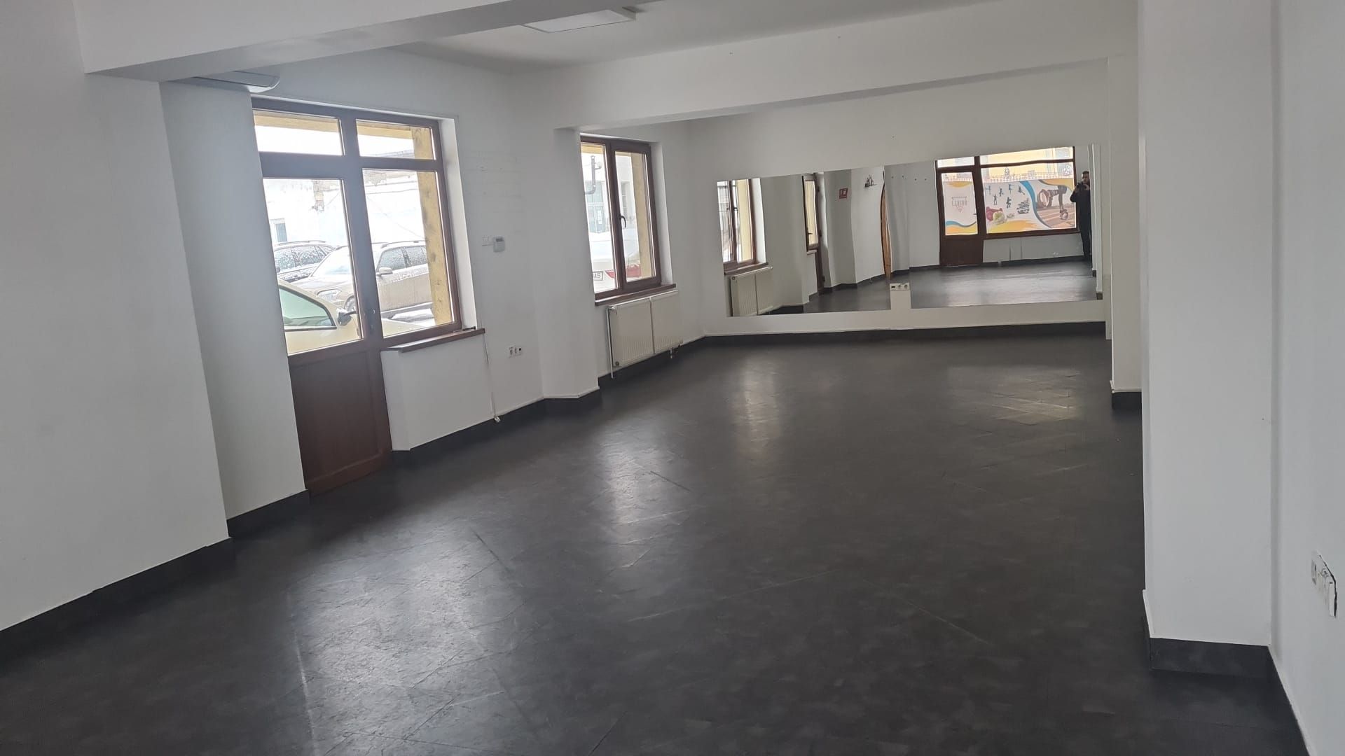 Spatiu comercial cu vitrină la strada si baie proprie — fotografia 4