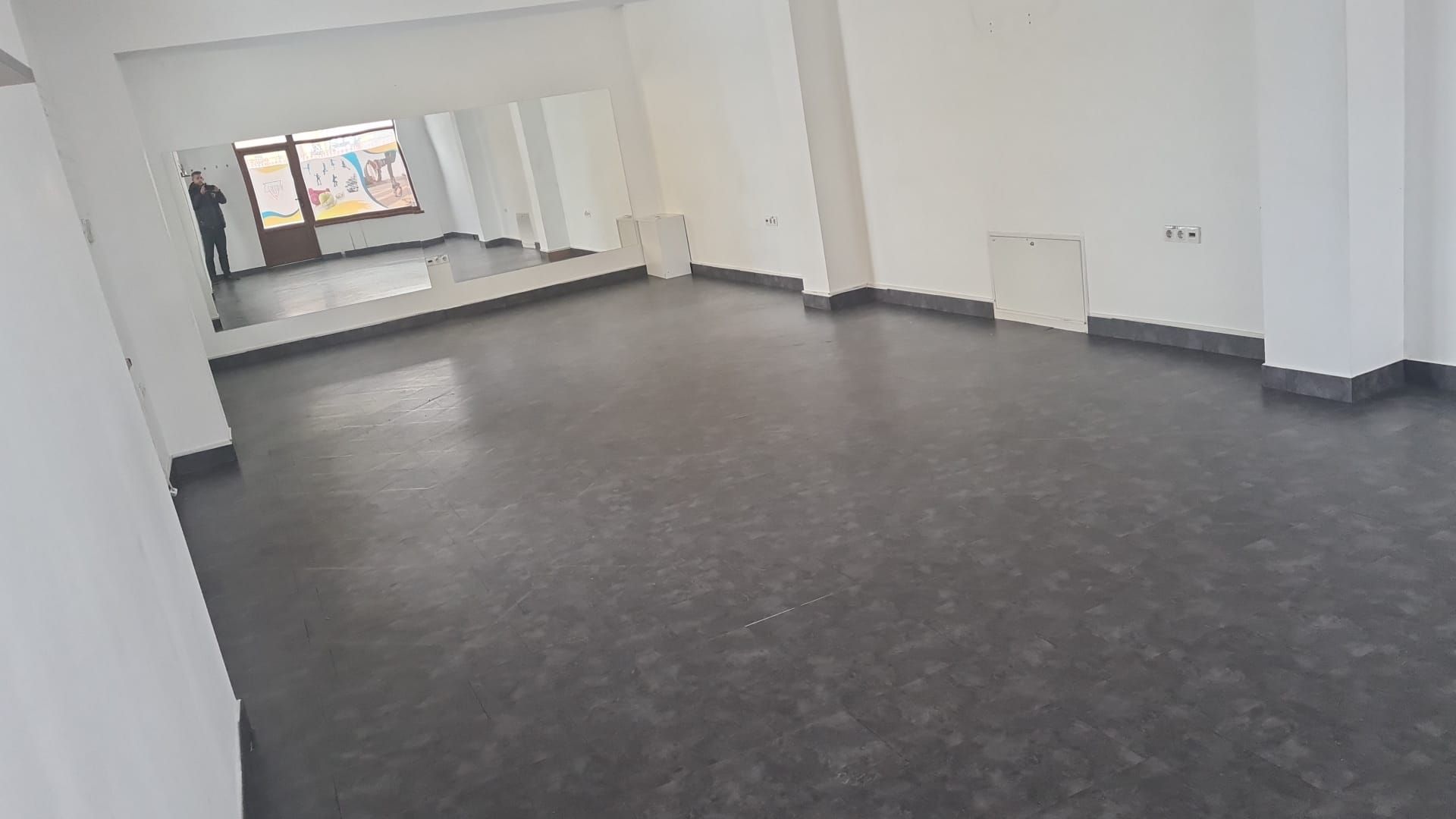 Spatiu comercial cu vitrină la strada si baie proprie — fotografia 5