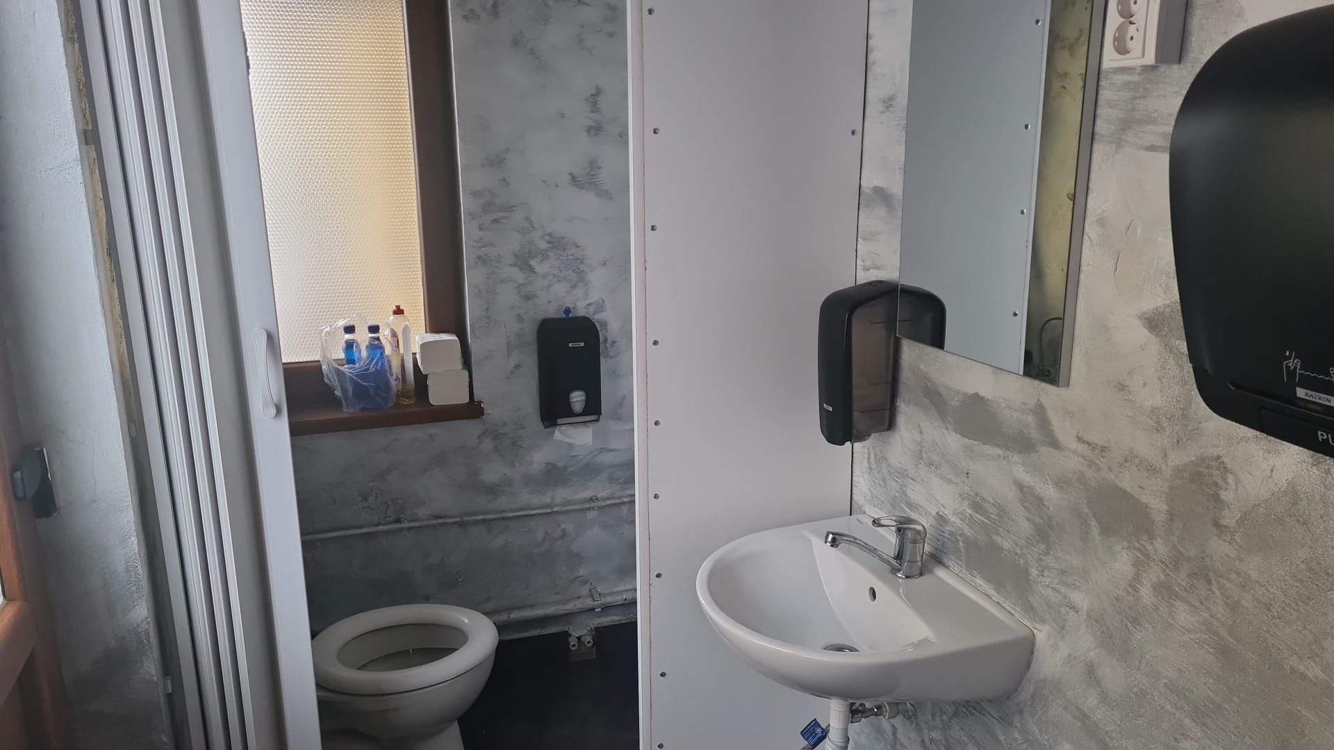Spatiu comercial cu vitrină la strada si baie proprie — fotografia 7