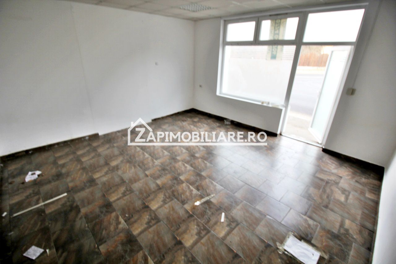 Spatiu comercial cu vitrină la strada si baie proprie — fotografia 8