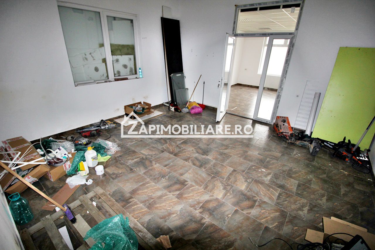 Spatiu comercial cu vitrină la strada si baie proprie — fotografia 9