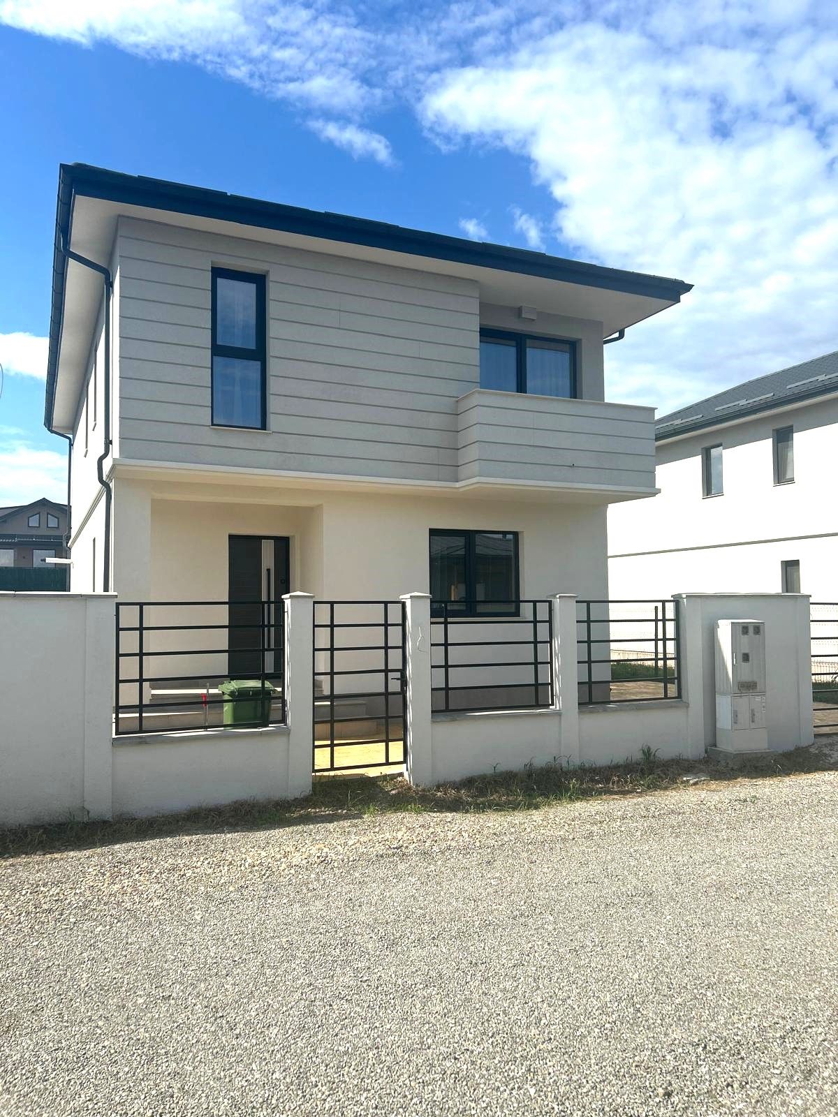 Casă de închiriat | 5 camere | Curte de 400 mp | Corbeanca
