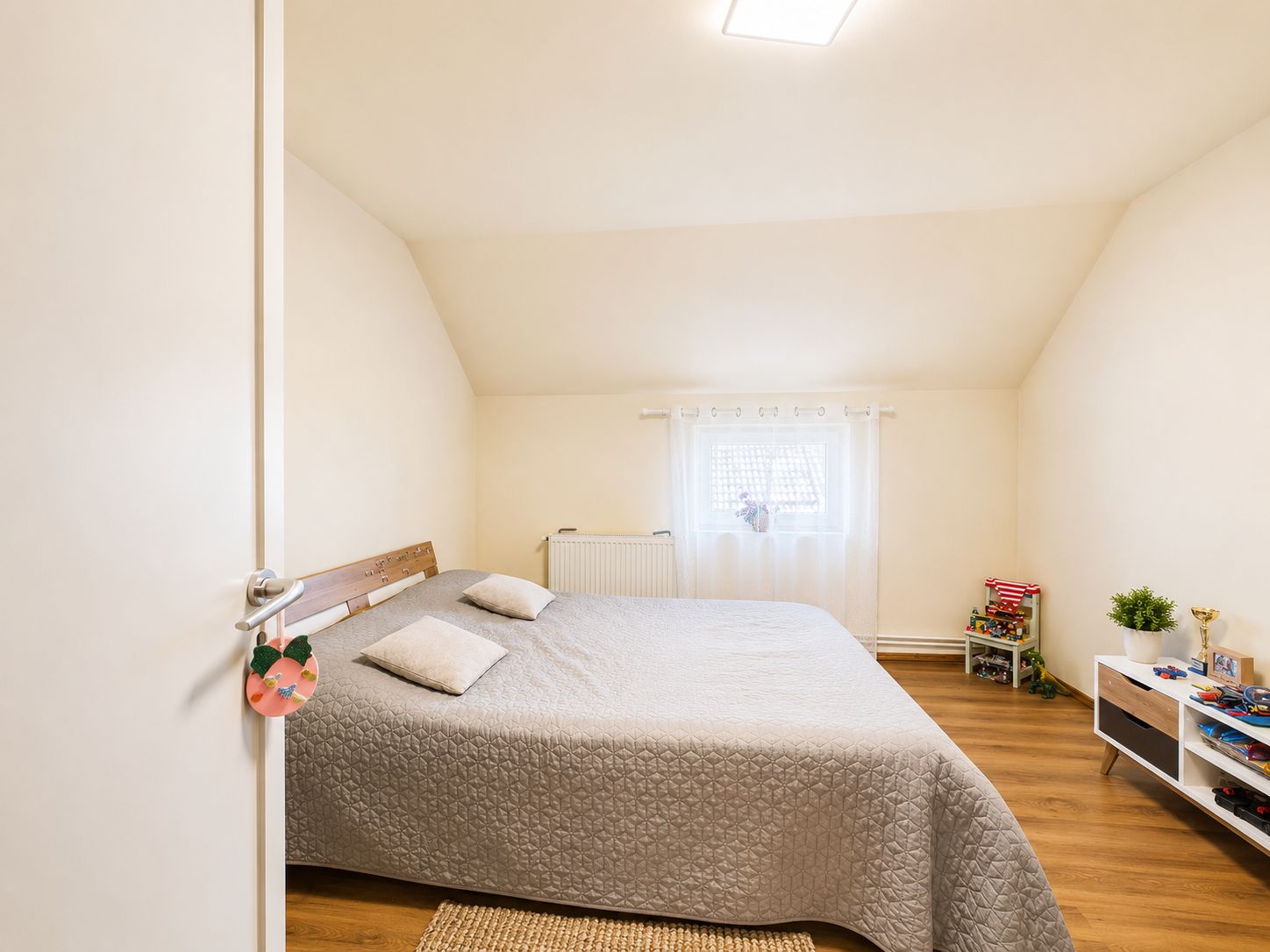 Casă spațioasă cu 8 camere, teren generos, oferă libertate și confort — fotografia 11