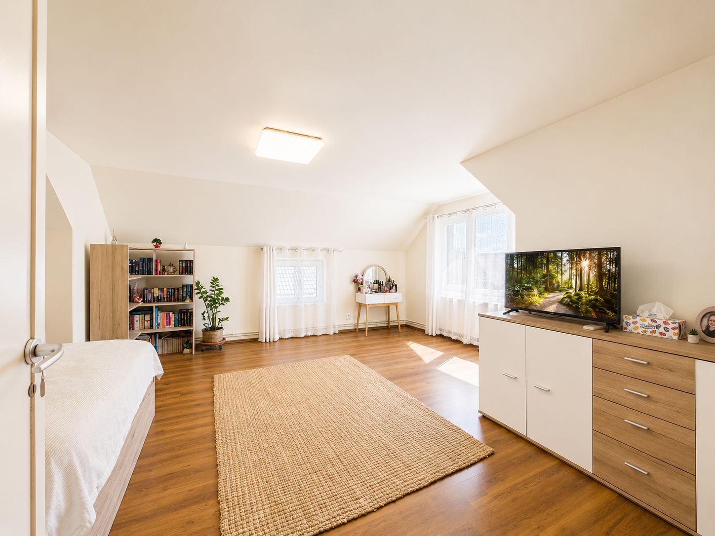 Casă spațioasă cu 8 camere, teren generos, oferă libertate și confort — fotografia 13