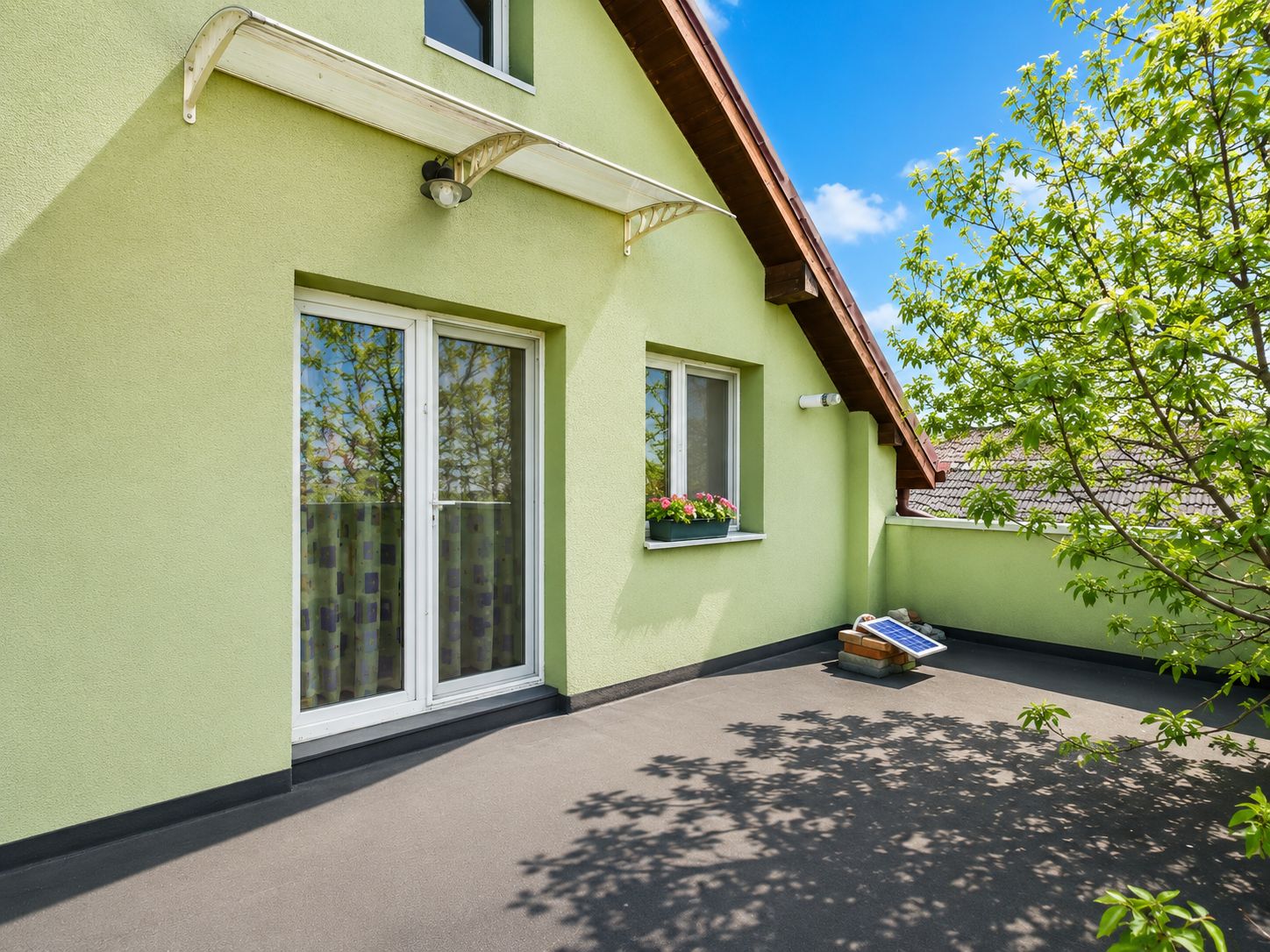 Casă spațioasă cu 8 camere, teren generos, oferă libertate și confort — fotografia 19
