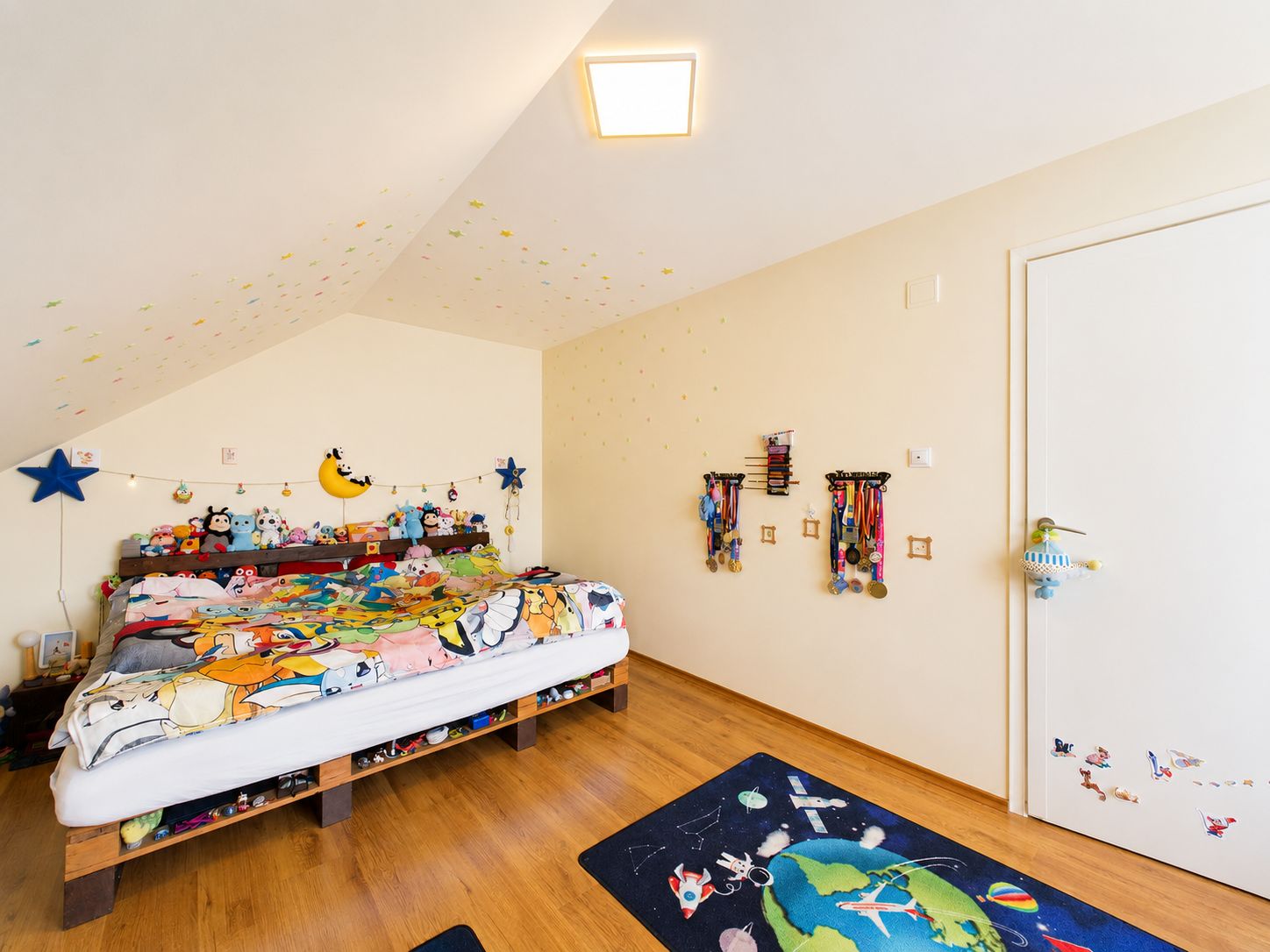 Casă spațioasă cu 8 camere, teren generos, oferă libertate și confort — fotografia 8