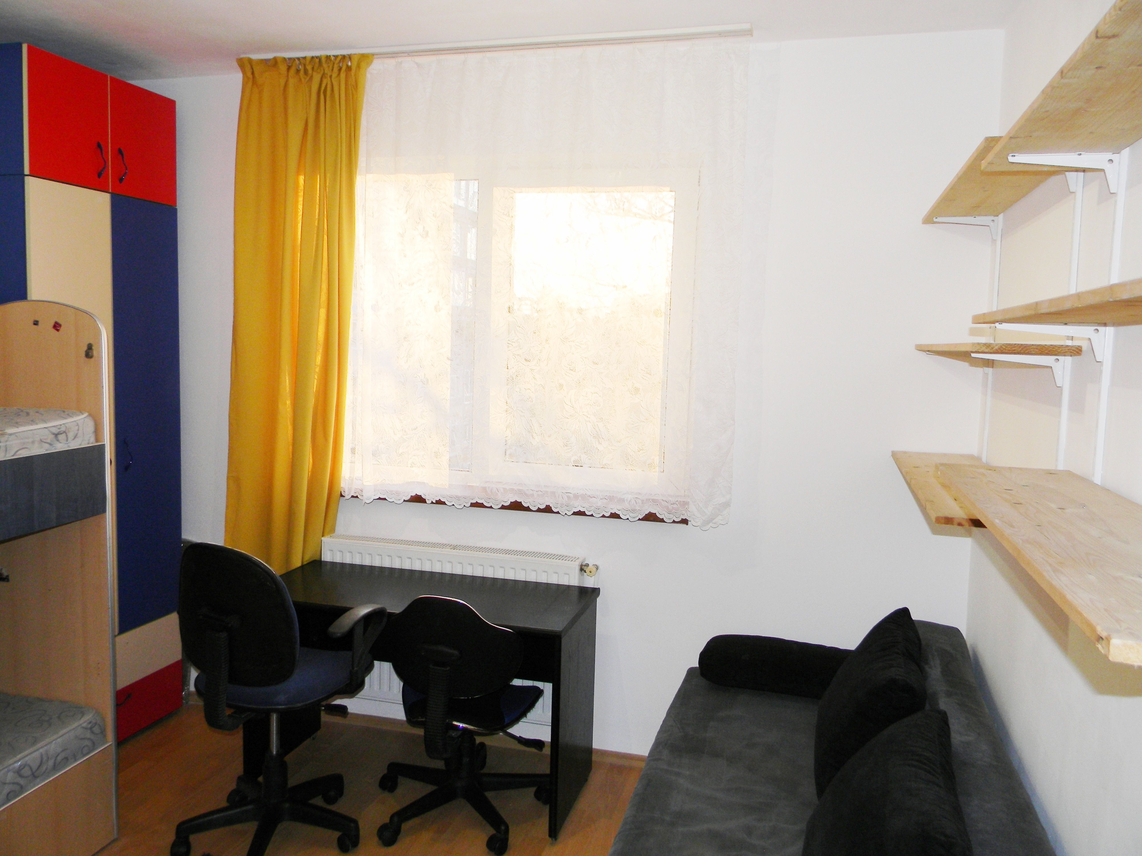 Apartament cu 3 camere mobilate,cartier Tractoru — fotografia 3