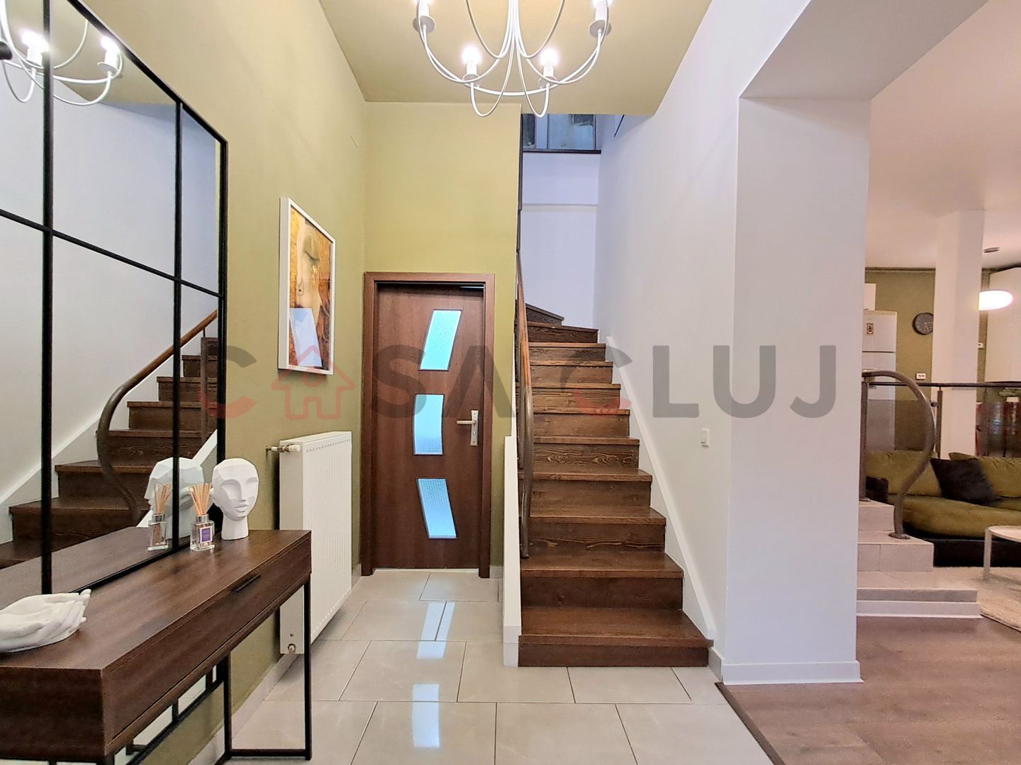 Apartament la  Curte Comuna, Terasa, Zona Centrală!!