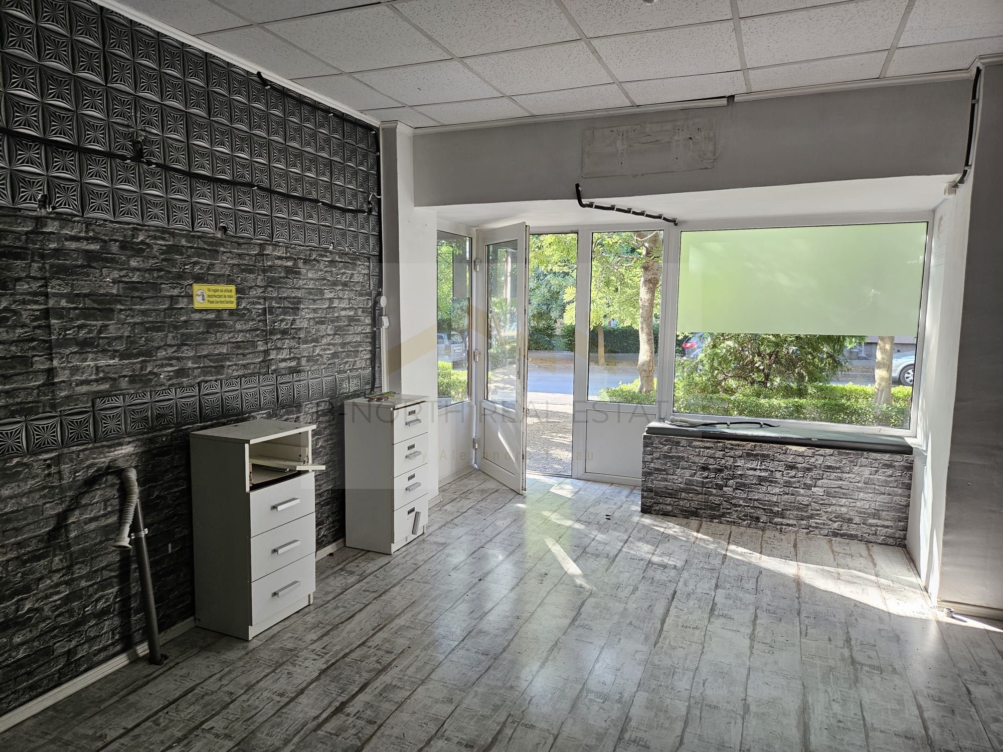 Spațiu comercial 45 mp, vitrina, zonă cu vad – Constantin Brâncoveanu