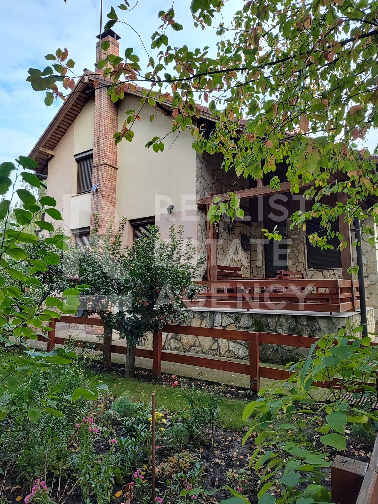 Vilă individuală 430 mp utili, teren 2.000 mp, Iași
