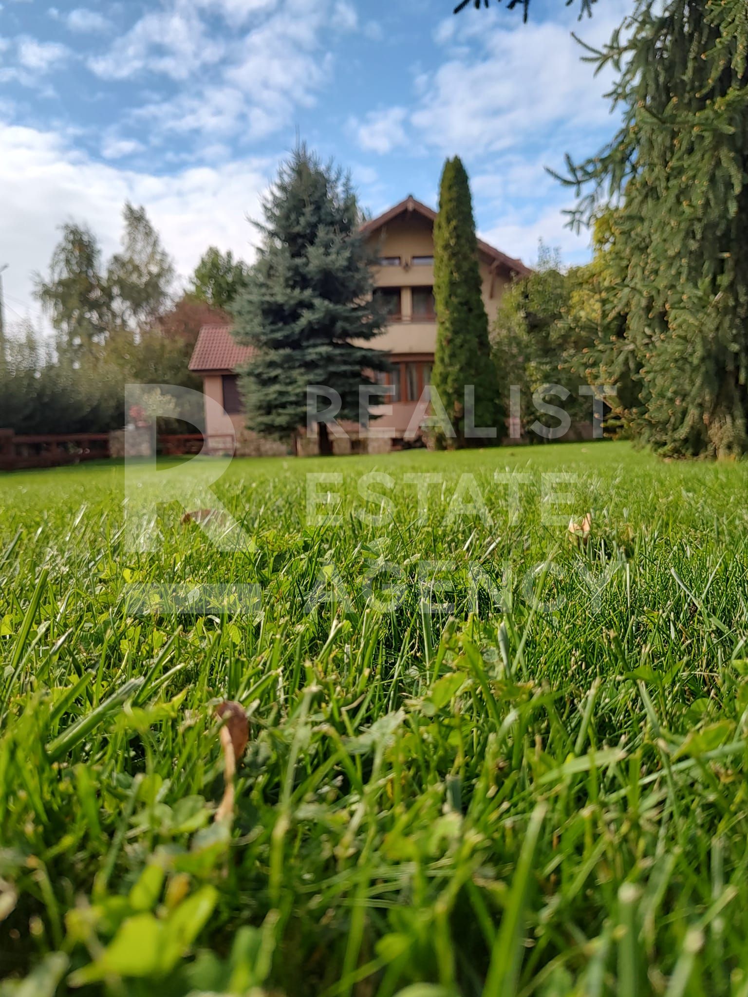 Vilă individuală 430 mp utili, teren 2.000 mp, Iași — fotografia 2