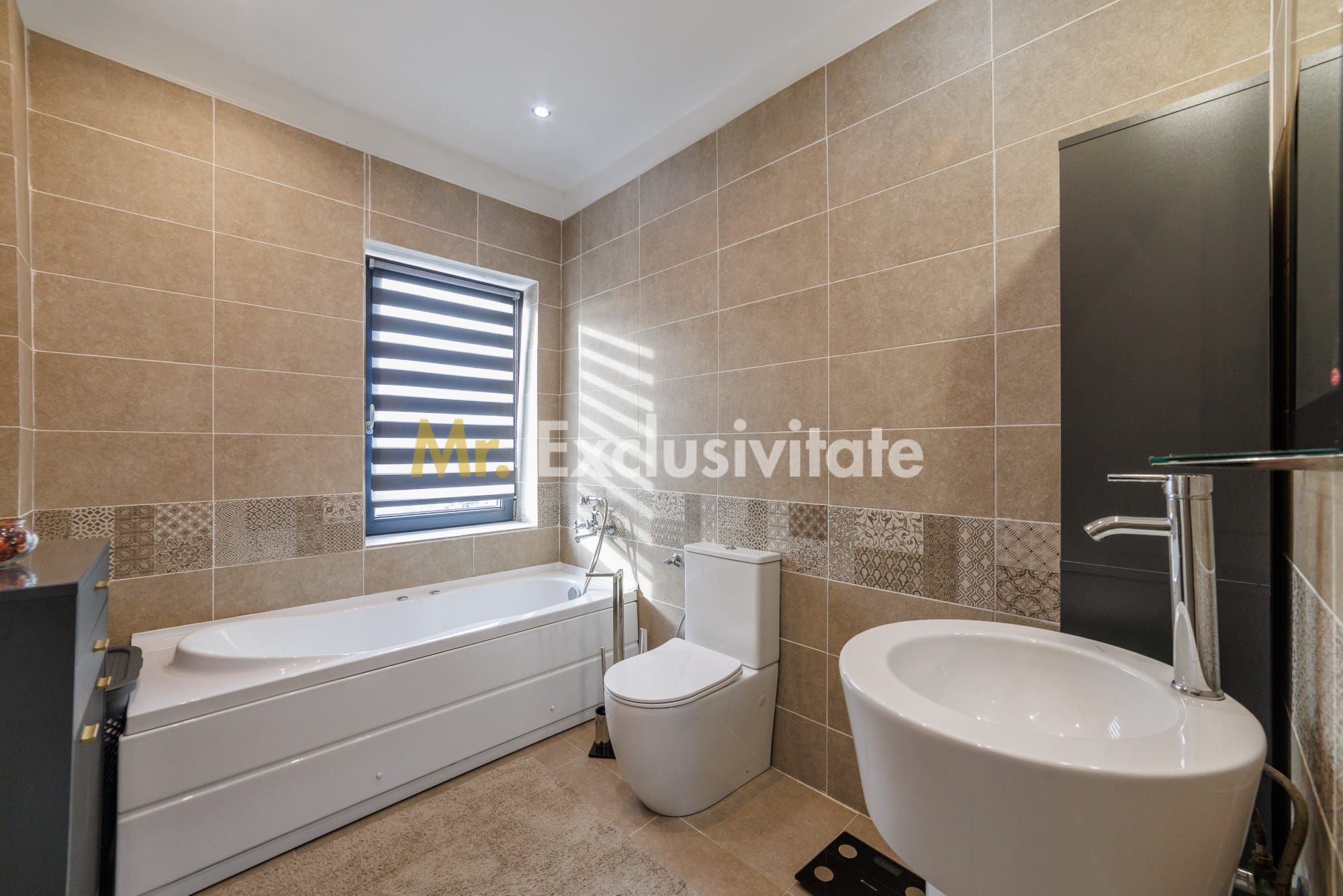 Casa exclusivistă 5 camere cu vedere panoramică Mioveni-Argeş — fotografia 18