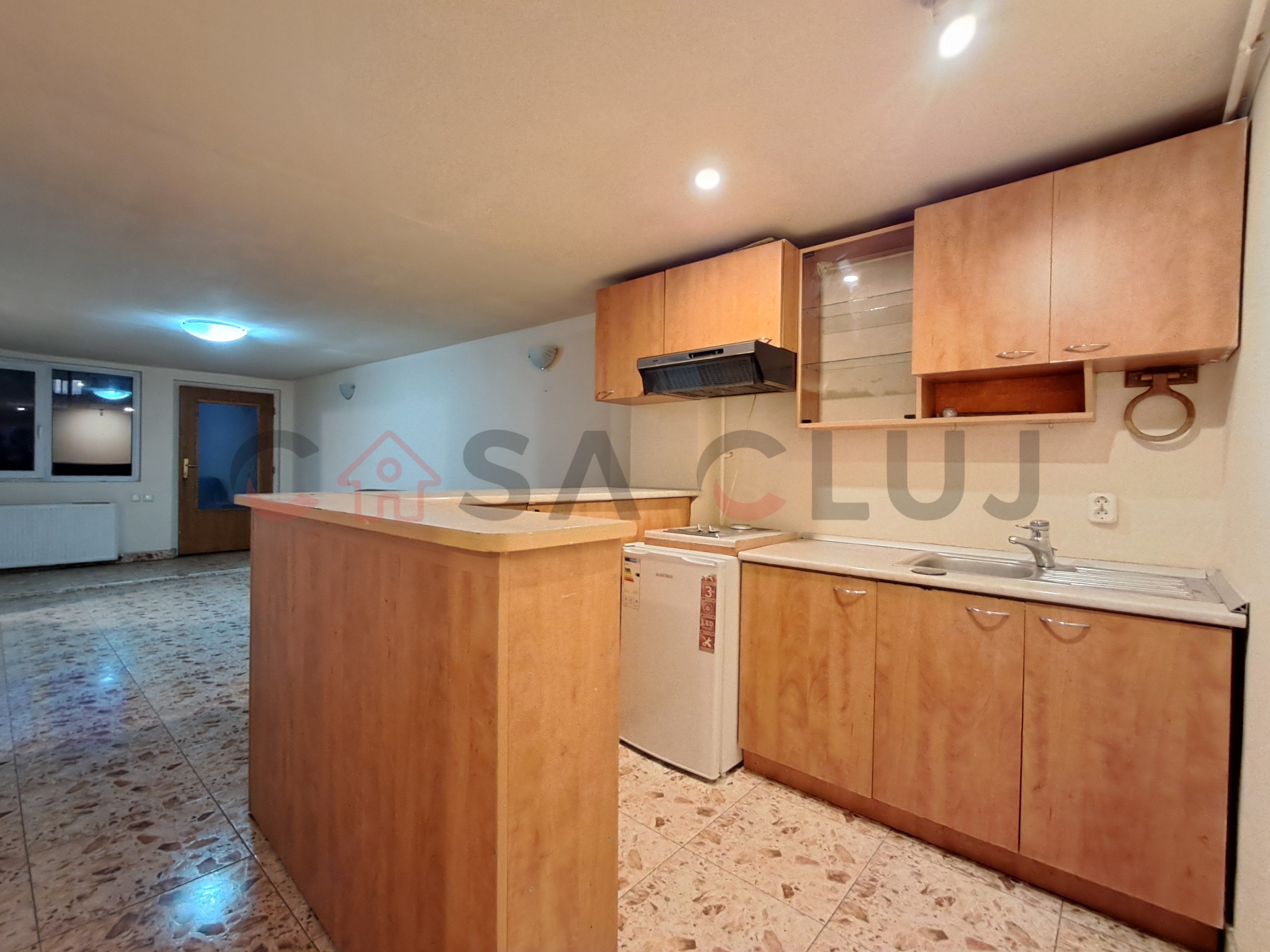 Casă calcan, Curte,  grădină, Iris!! — fotografia 10