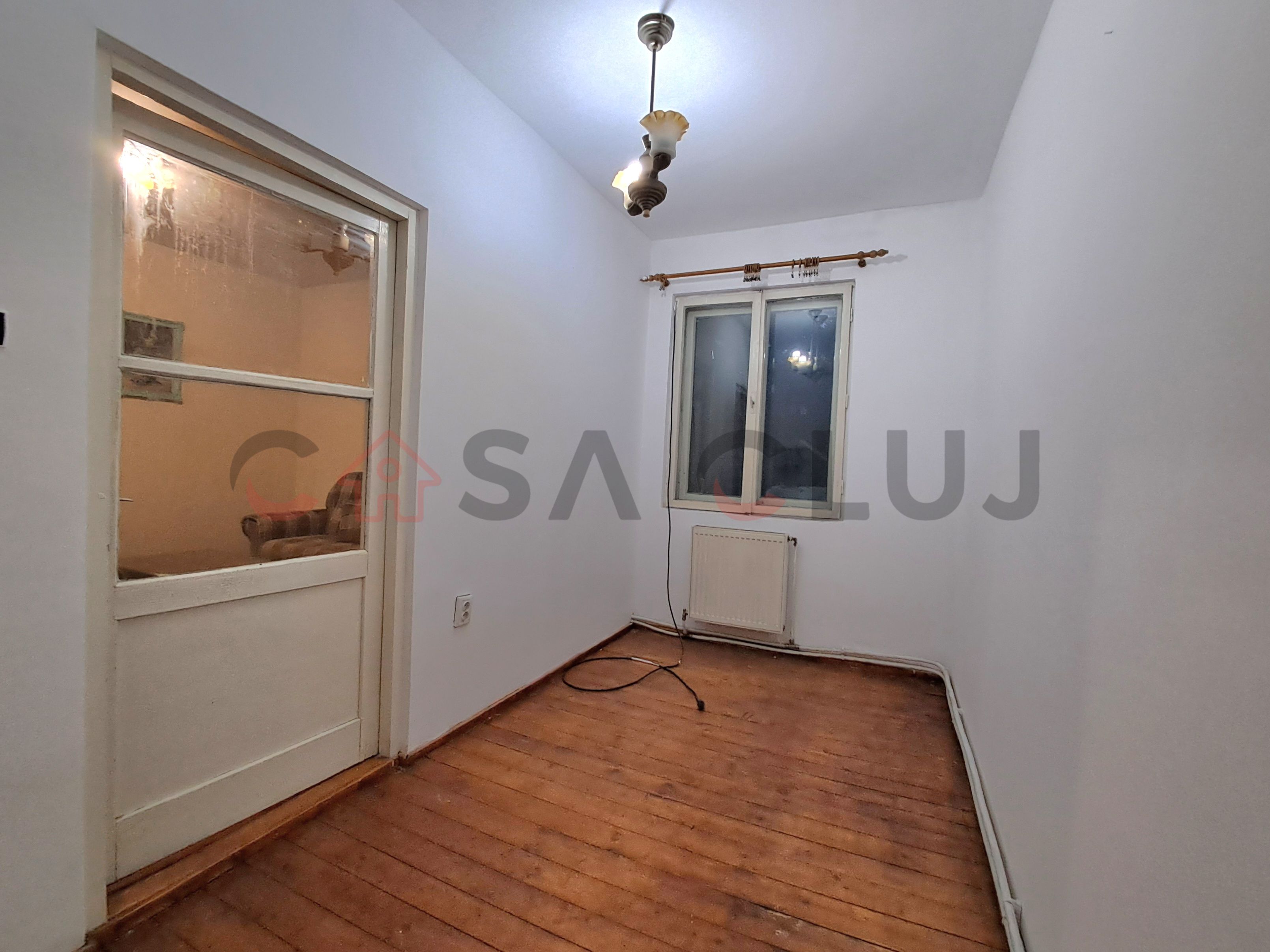 Casă calcan, Curte,  grădină, Iris!! — fotografia 5