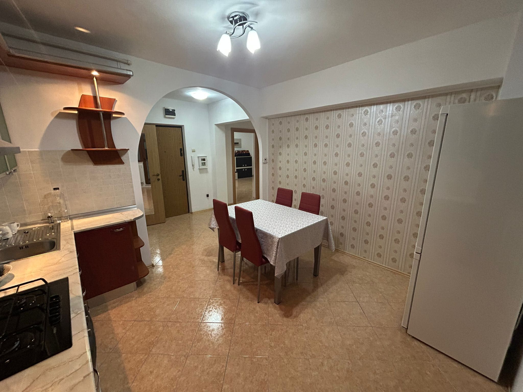 Apartament 2 camere, decomandat - zona Centru