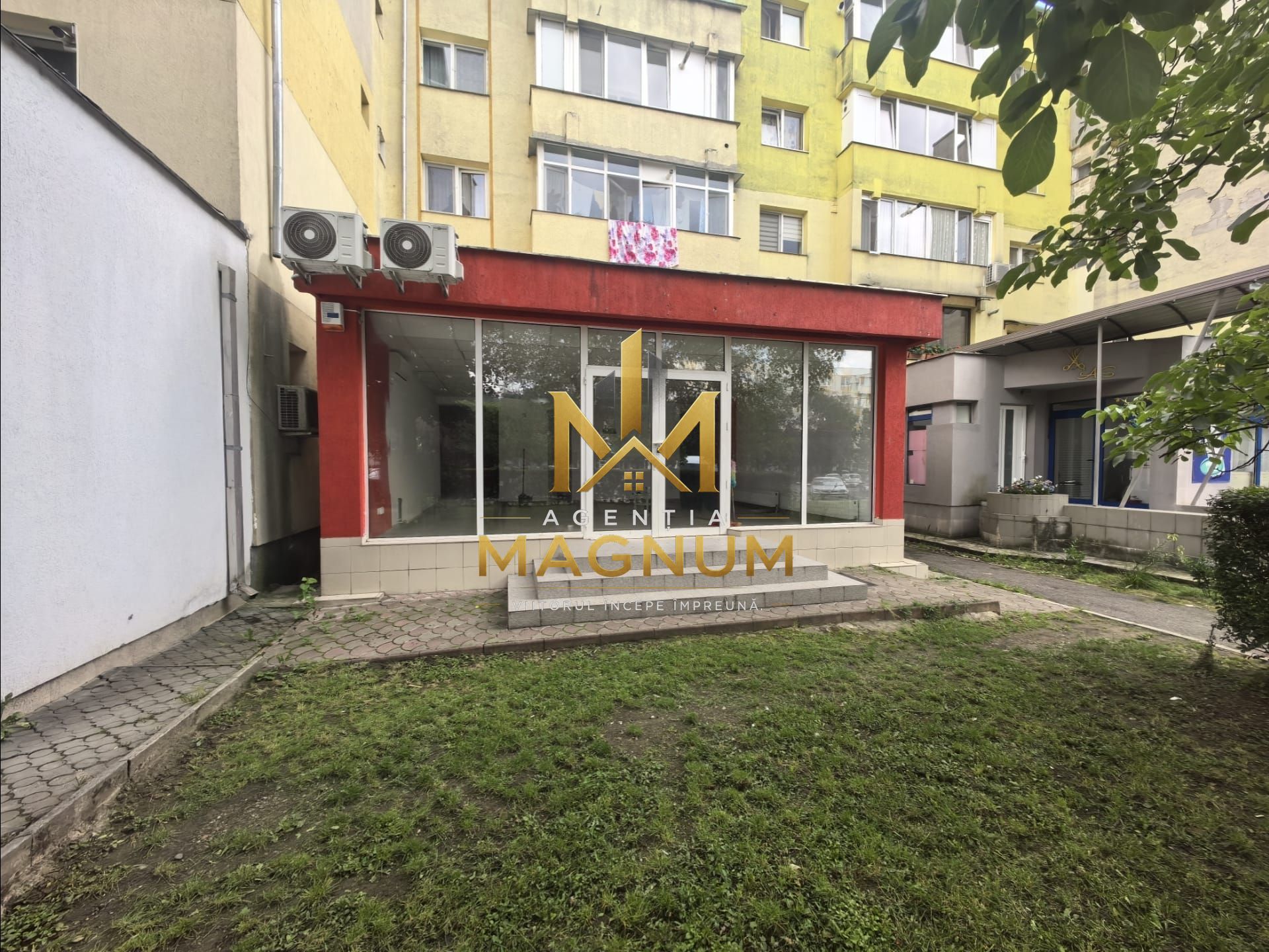 Spațiu comercial stradal | Vitrină mare | Zonă cu trafic intens — fotografia 4