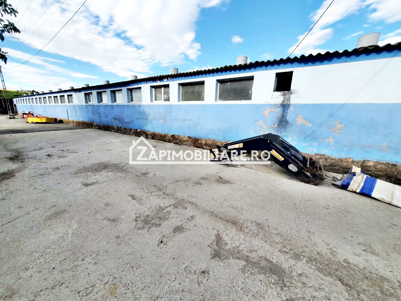 Hale cu suprafete utile de 832 mp si 578 mp. birouri 187 mp