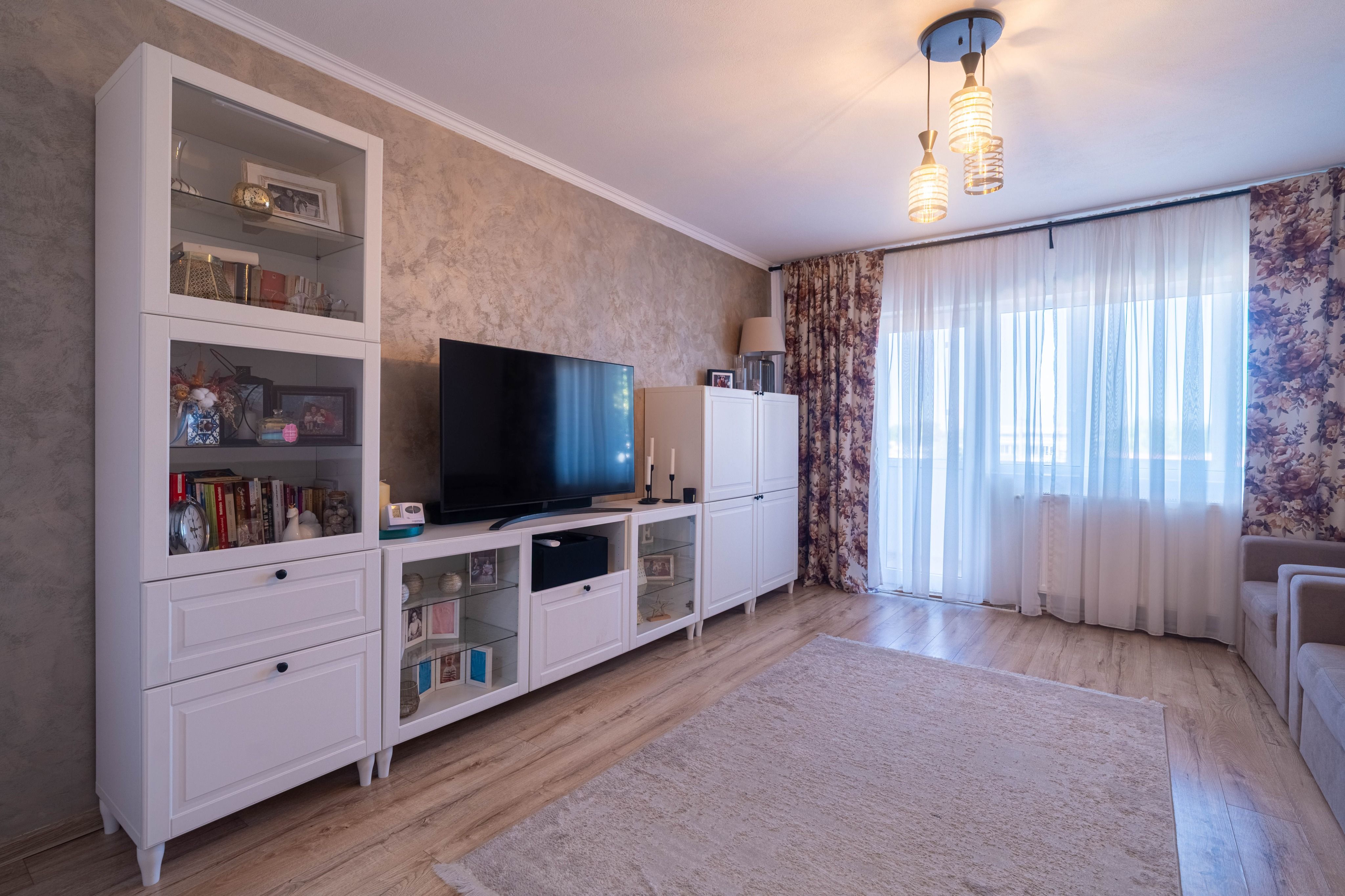 Apartament 5 camere Vlaicu – Renovat, 2 băi, centrală proprie