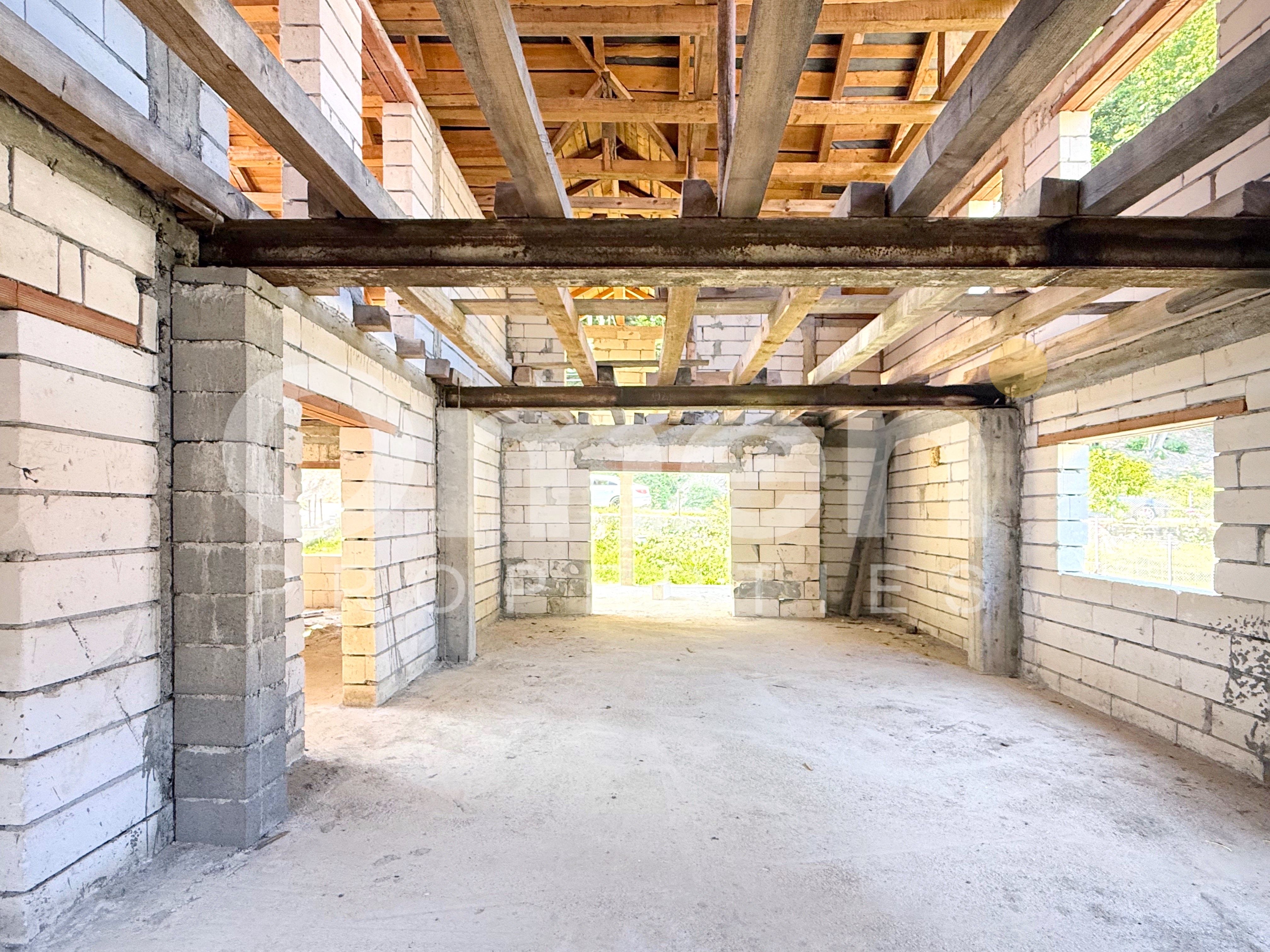 Casa la rosu de 304 mp utili, in Baita,Maramure-colț de rai într-o zonă retrasă — fotografia 3