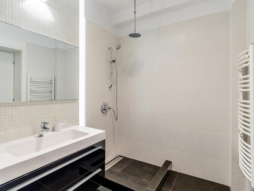 Prima linie | 5 camere | Vis-a-vis Herastrau | Pretabil rezidential & ambasada — fotografia 16