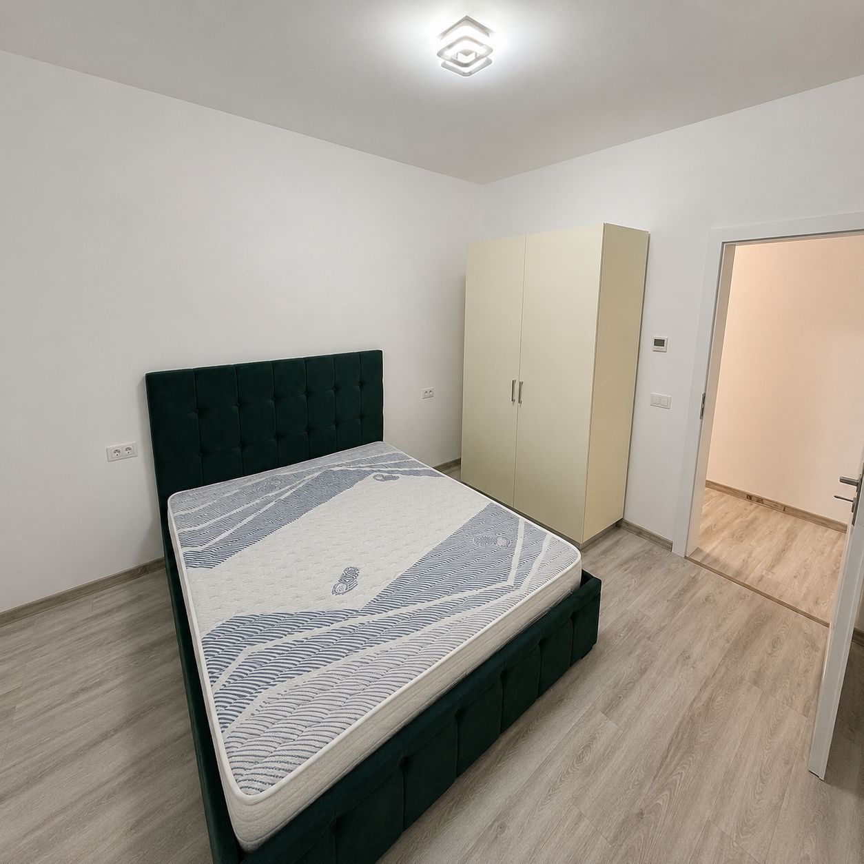 Jumătate de duplex nou, 3 camere, mobilat și utilat – teren de 300 mp — fotografia 4