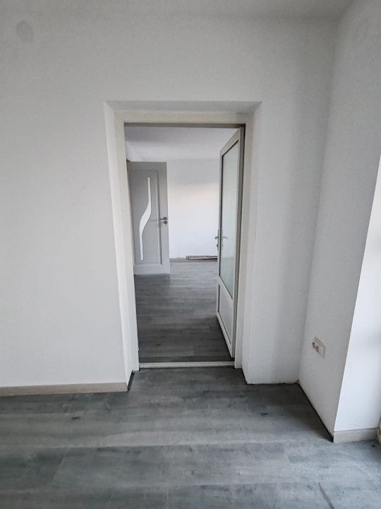 Imobil compus din casa si 1800mp teren in Suburbia Brodoc, judet Vaslui — fotografia 4