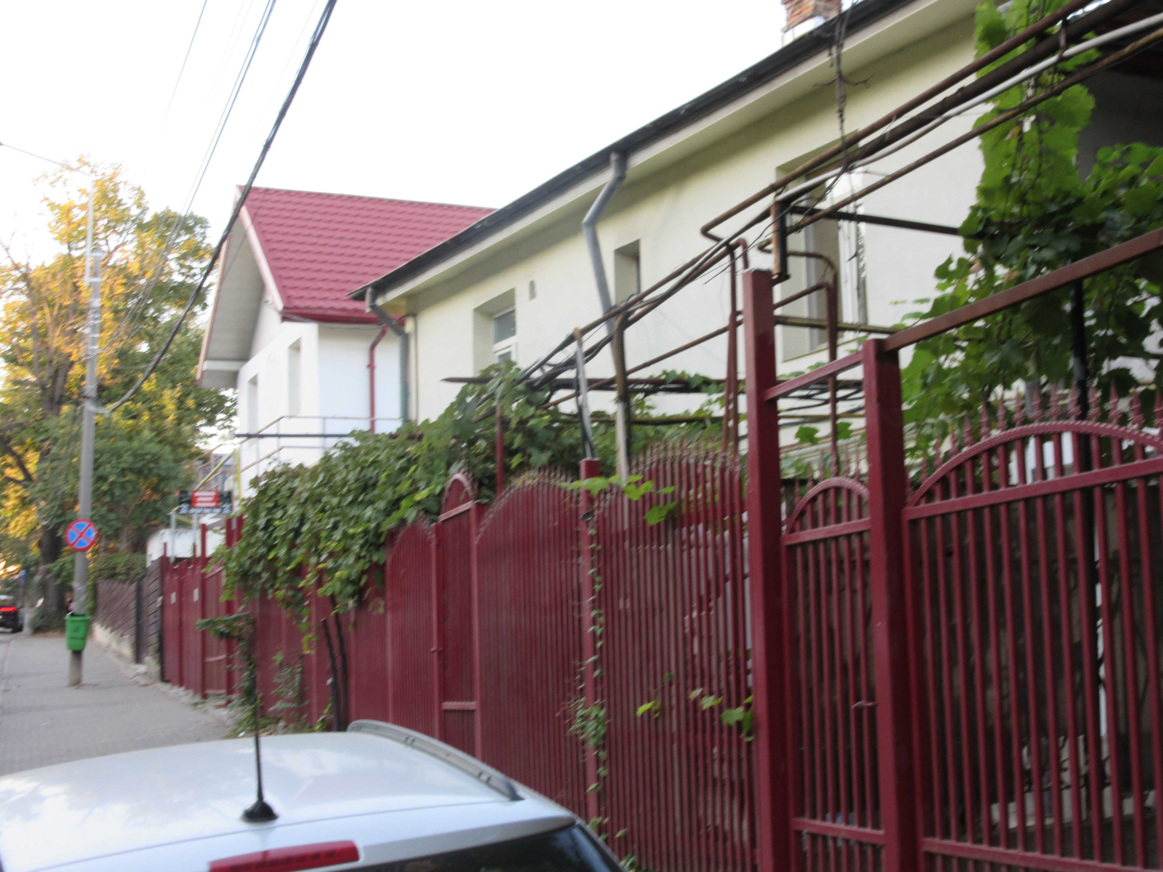 Casa situata in centru, in fata Lic. Economic nr. 1 — fotografia 4