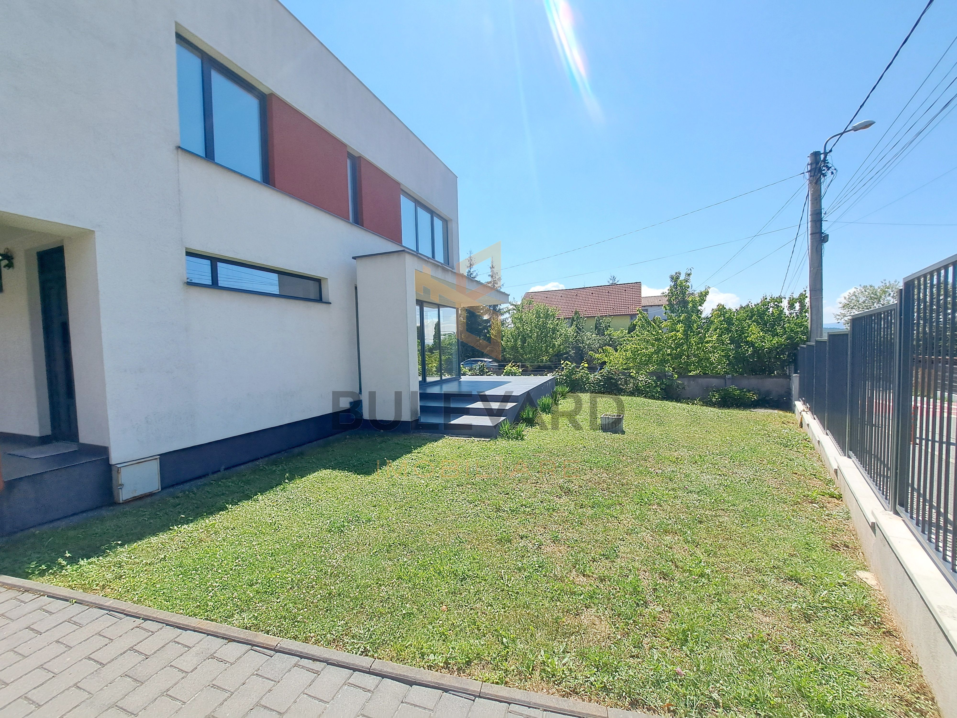 Casa tip dulplex 120 mp + 80 mp terase + garaj, zona Liceu Waldorf