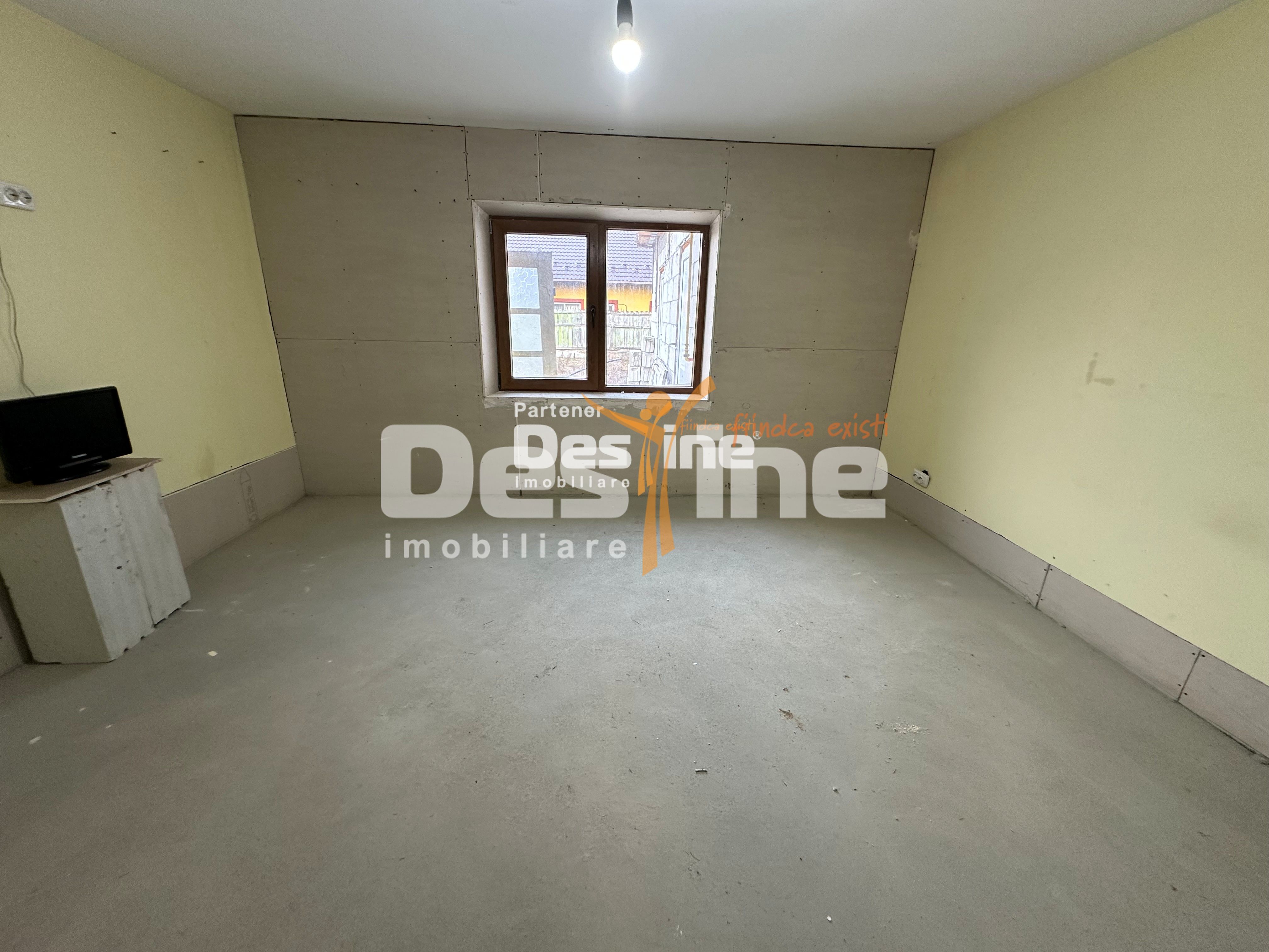 Pașcani - Casă la gri cu teren 450mp, încălzire în pardoseală — fotografia 8