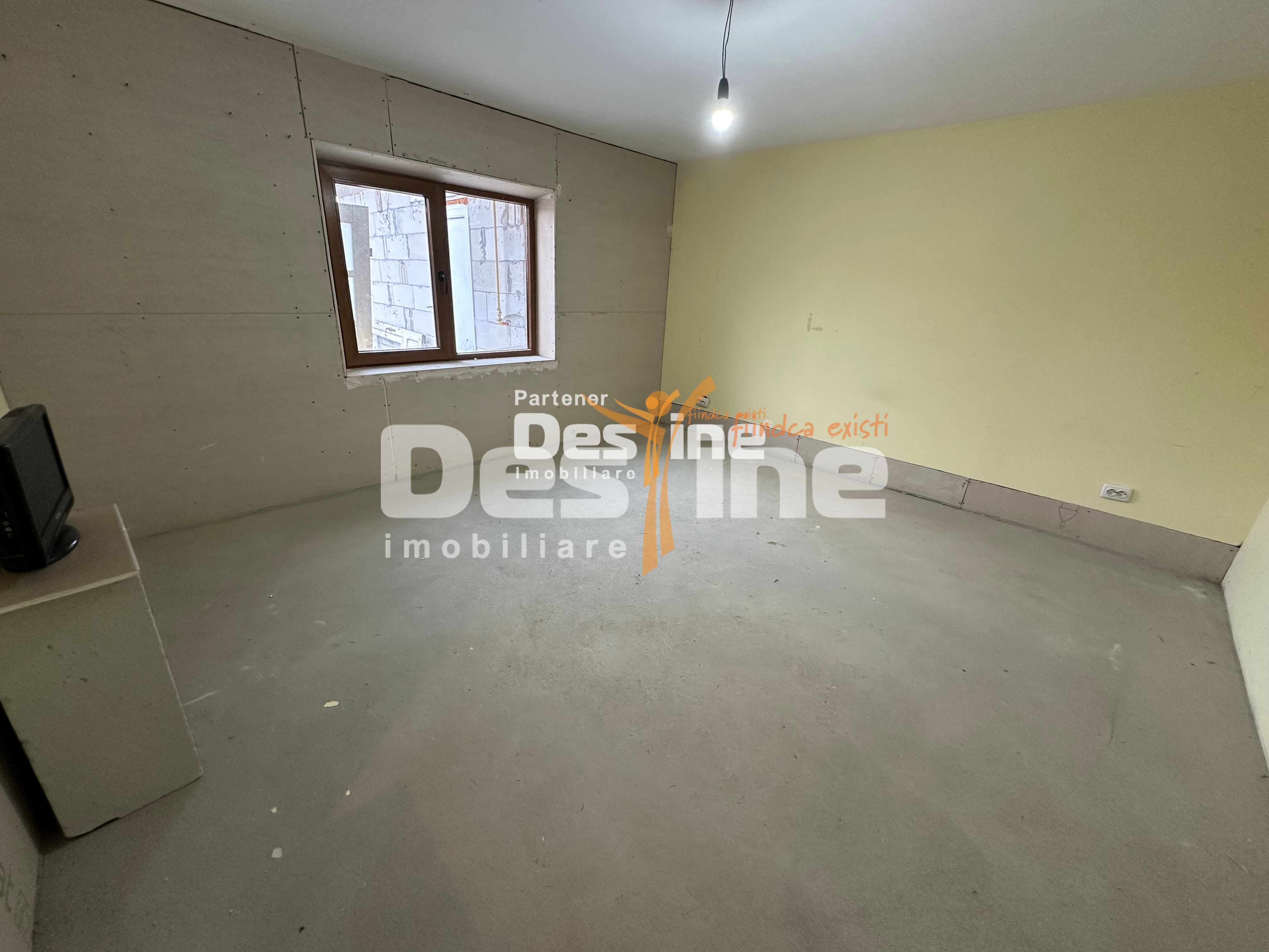 Pașcani - Casă la gri cu teren 450mp, încălzire în pardoseală — fotografia 9