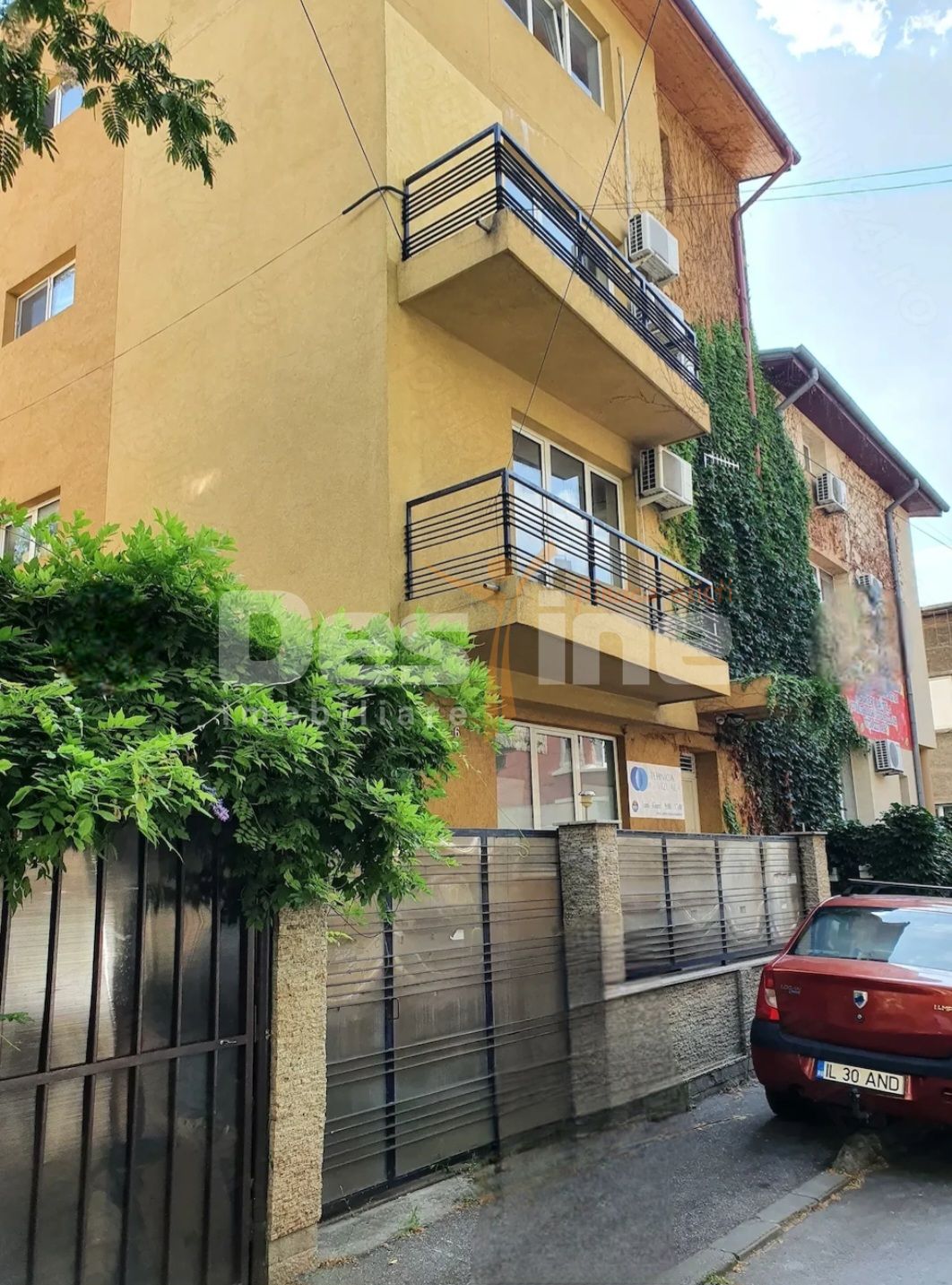 Vilă 220 mp | 2 niveluri | Curte și parcare | Lângă Mall Vitan