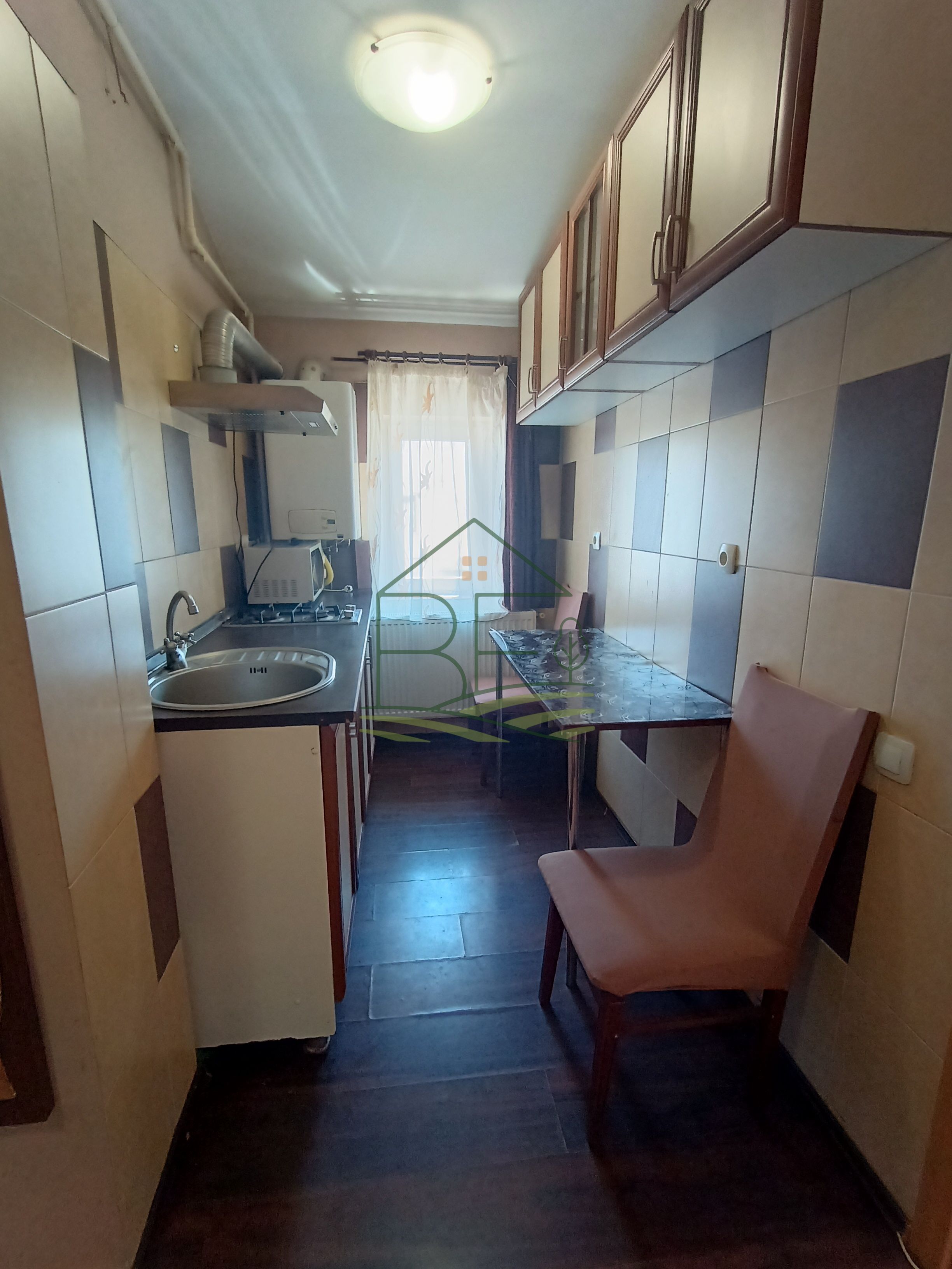 Garsonieră de inchiriat, luminoasă, cu balcon și loc de parcare — fotografia 2