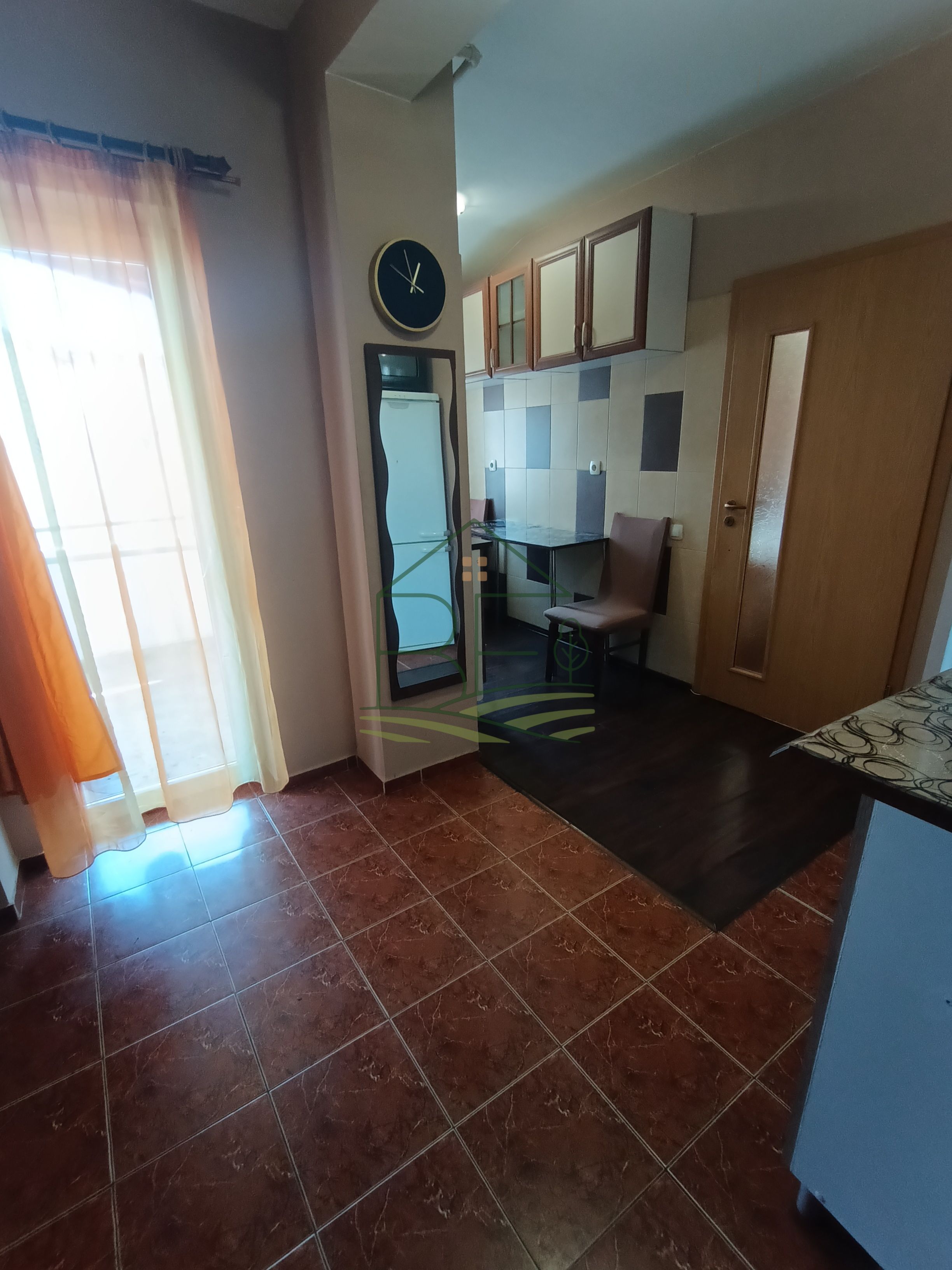 Garsonieră de inchiriat, luminoasă, cu balcon și loc de parcare — fotografia 3