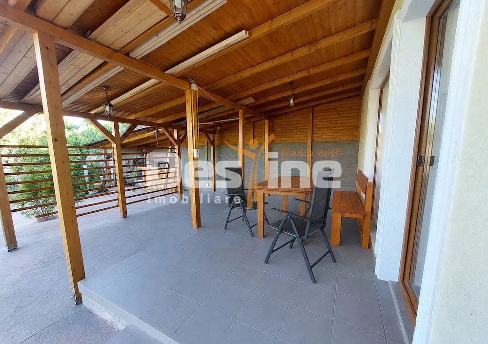 Casă individuală cu sistem fotovoltaic, curte amenajată și carport — fotografia 6